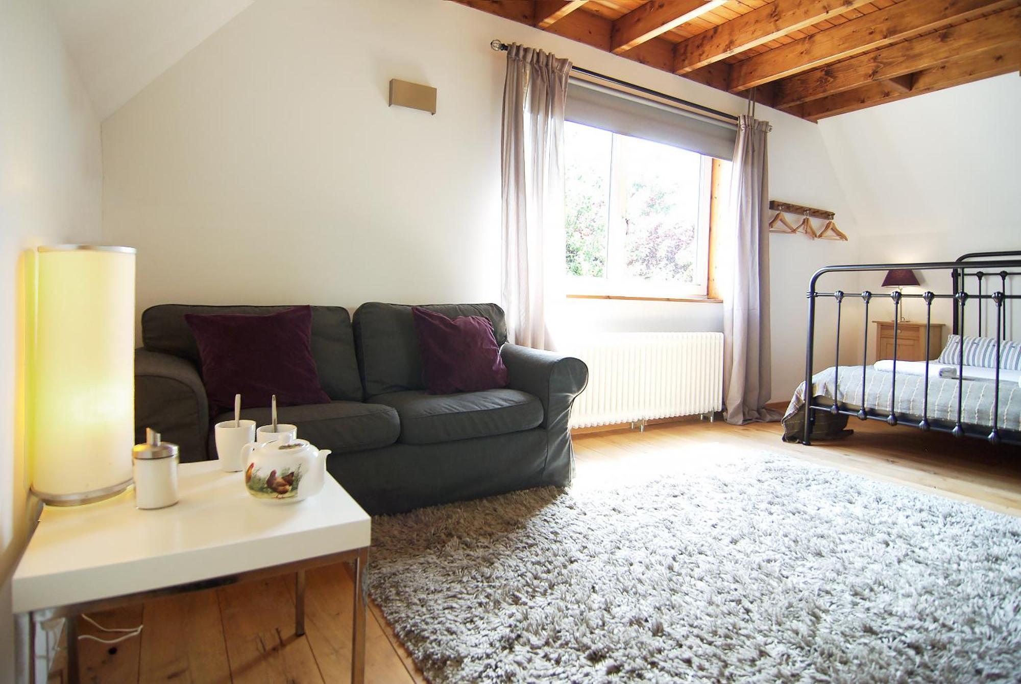 Tranquil Wooden House With Free Parking