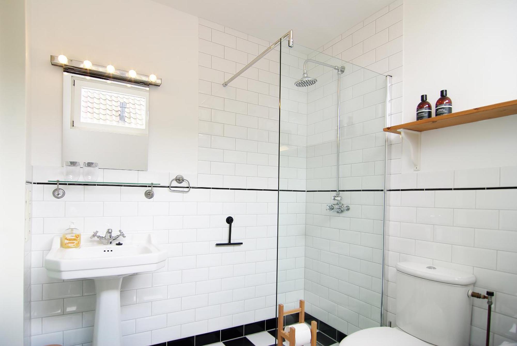 Tranquil Wooden House With Free Parking Amsterdam