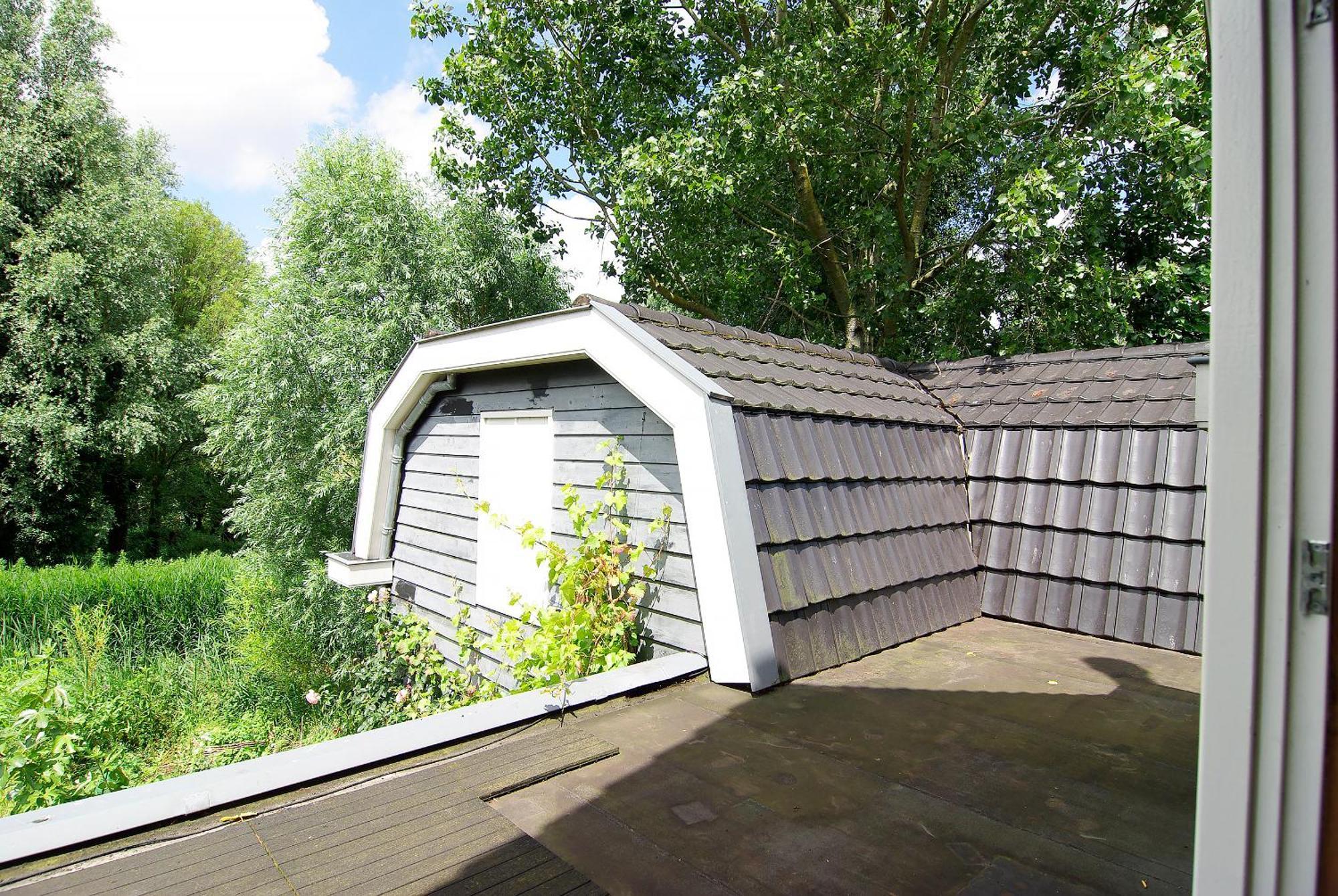 Tranquil Wooden House With Free Parking Homestay