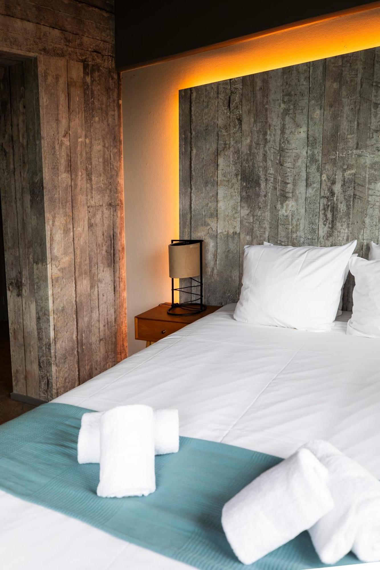 Hotel Rooms25