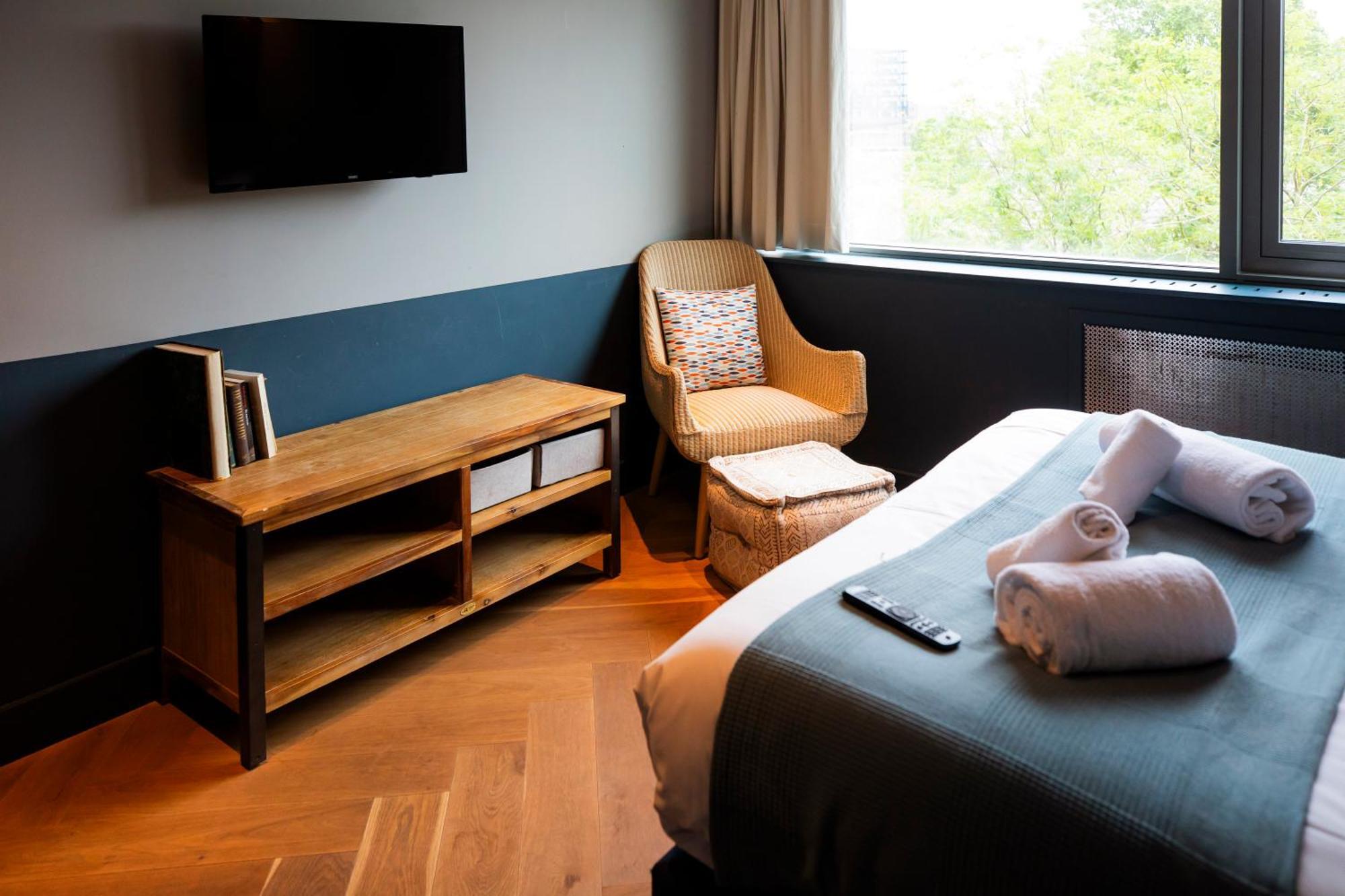 Hotel Rooms25