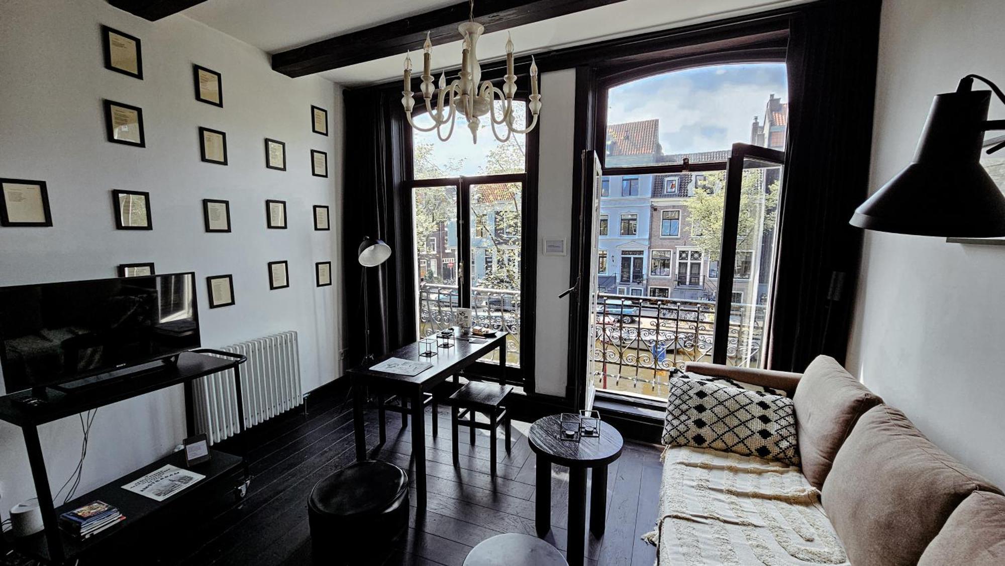 Bed & Breakfast The Black Beauty Private With Canal View From 1799 Amsterdam