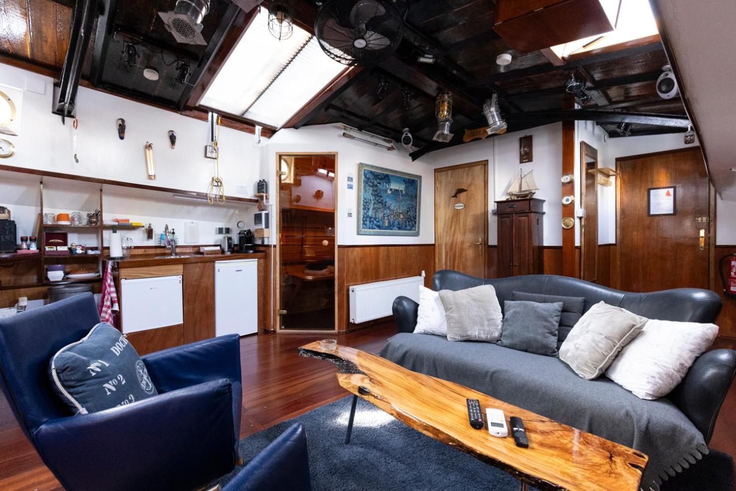 Botel Anna Houseboat *