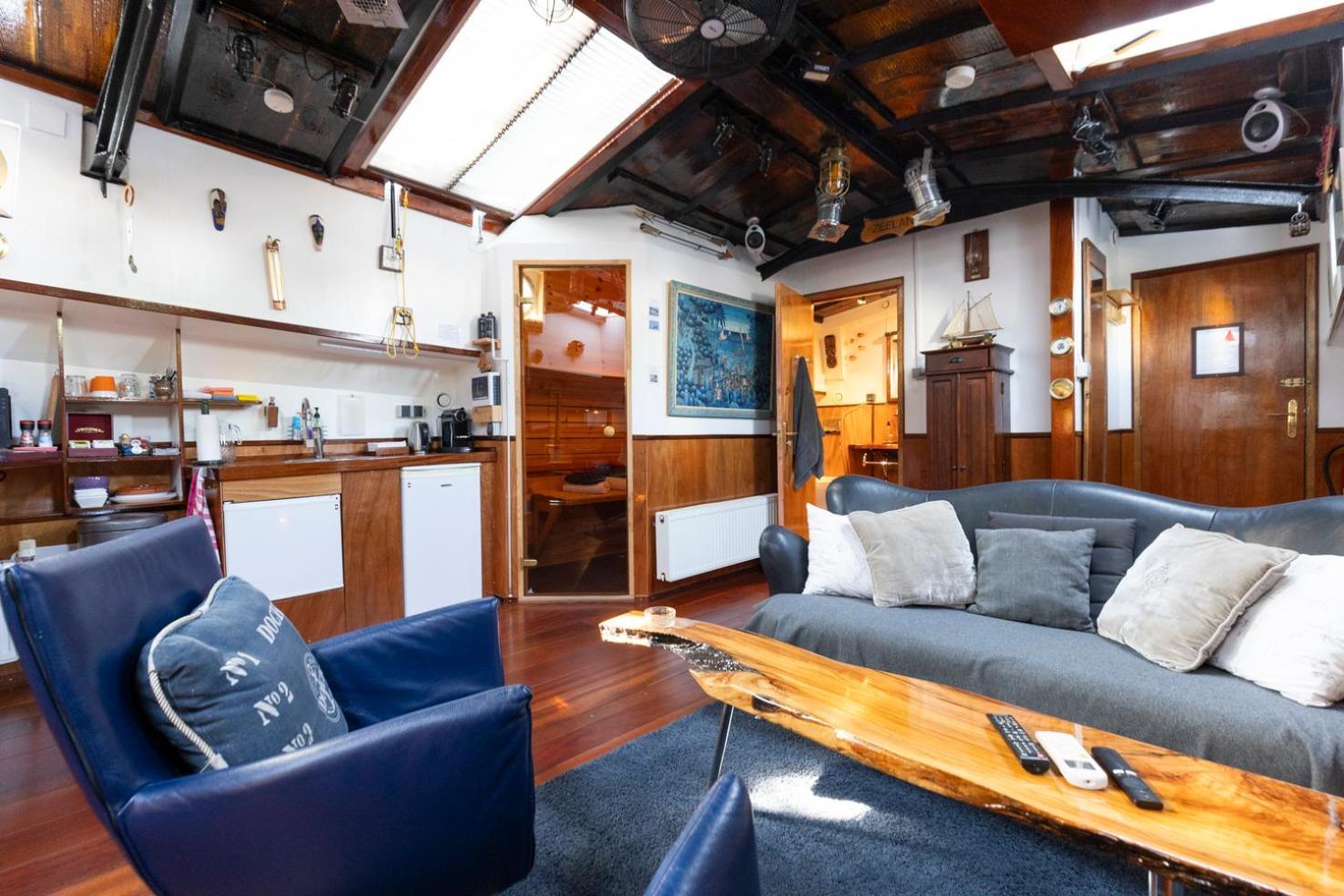 Anna Houseboat