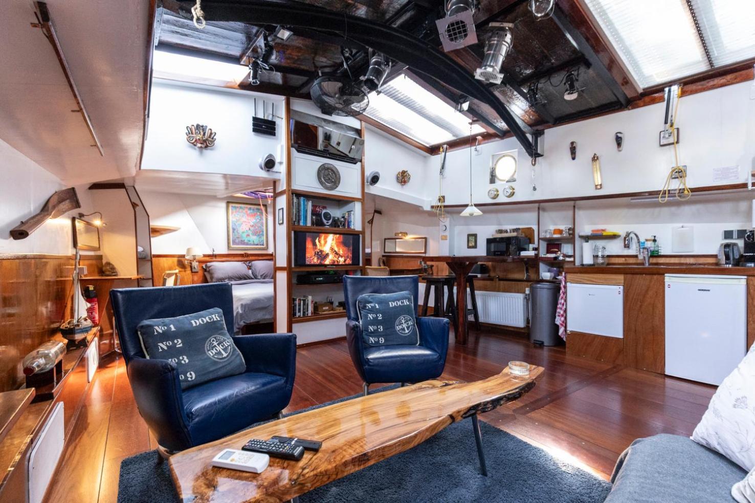 Anna Houseboat Botel