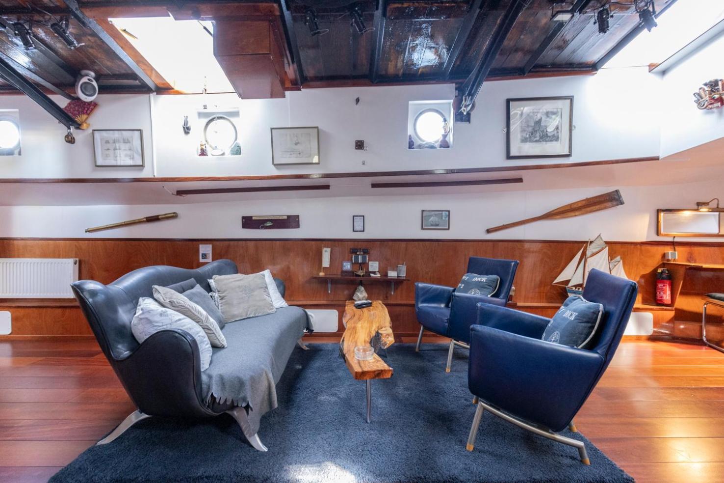 Botel Anna Houseboat