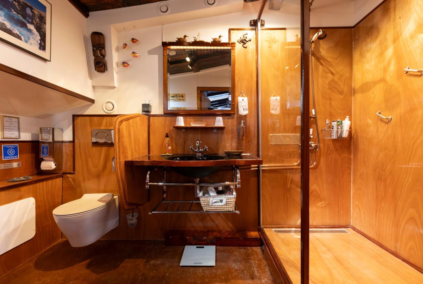 Anna Houseboat Botel *