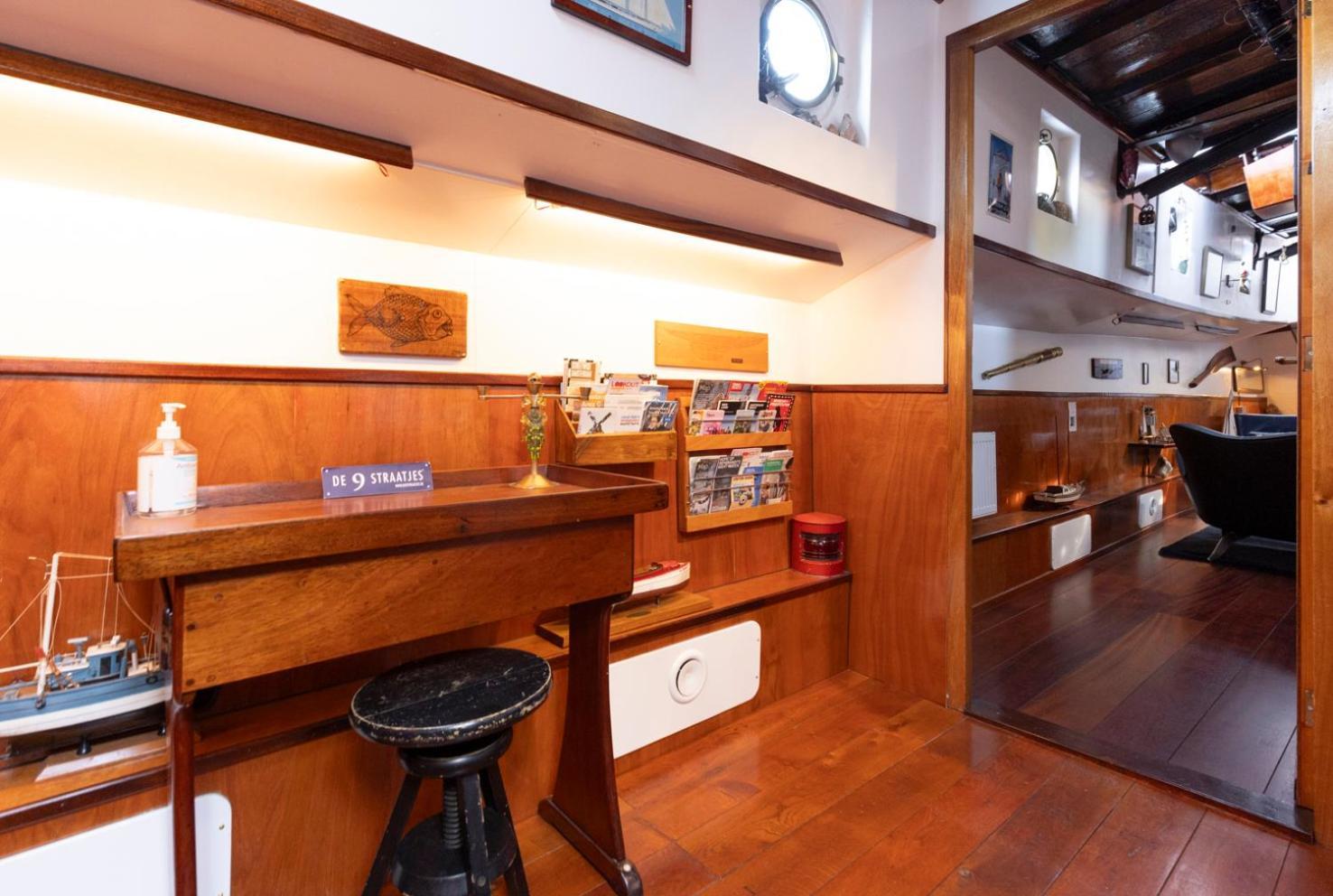 Botel Anna Houseboat *