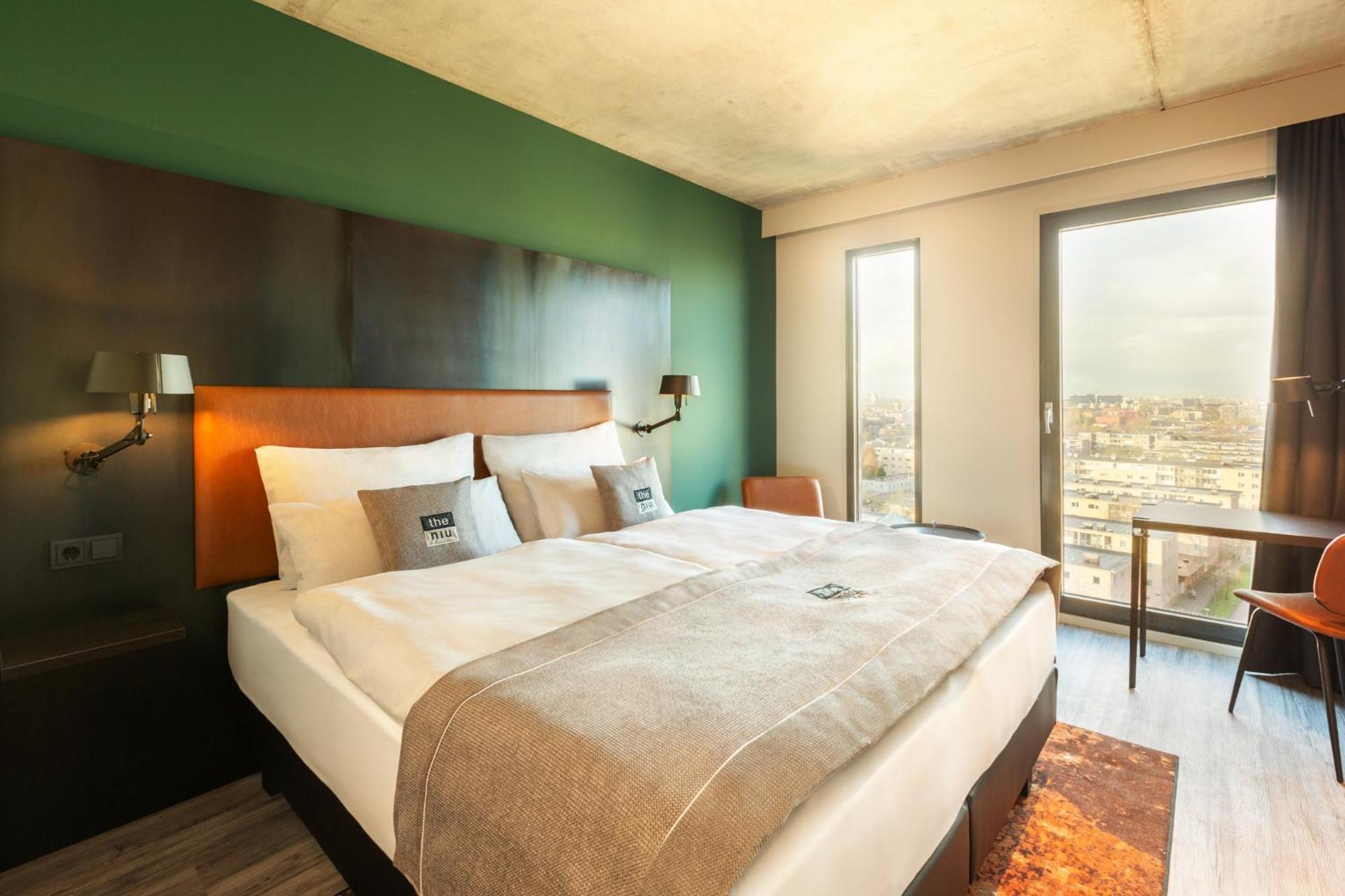 - The Niu, Fender Hotel 4*