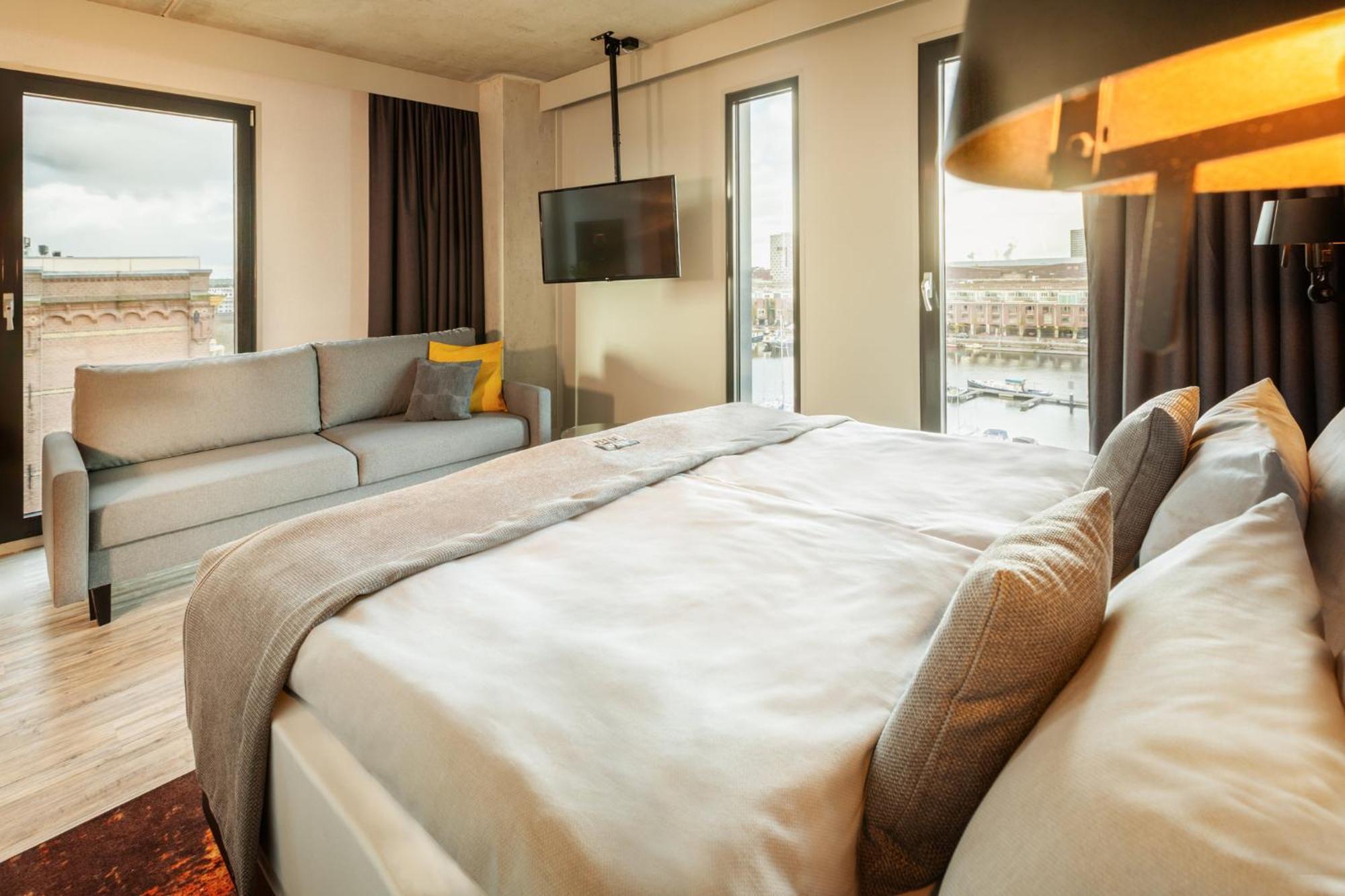 - The Niu, Fender Hotel Amsterdam