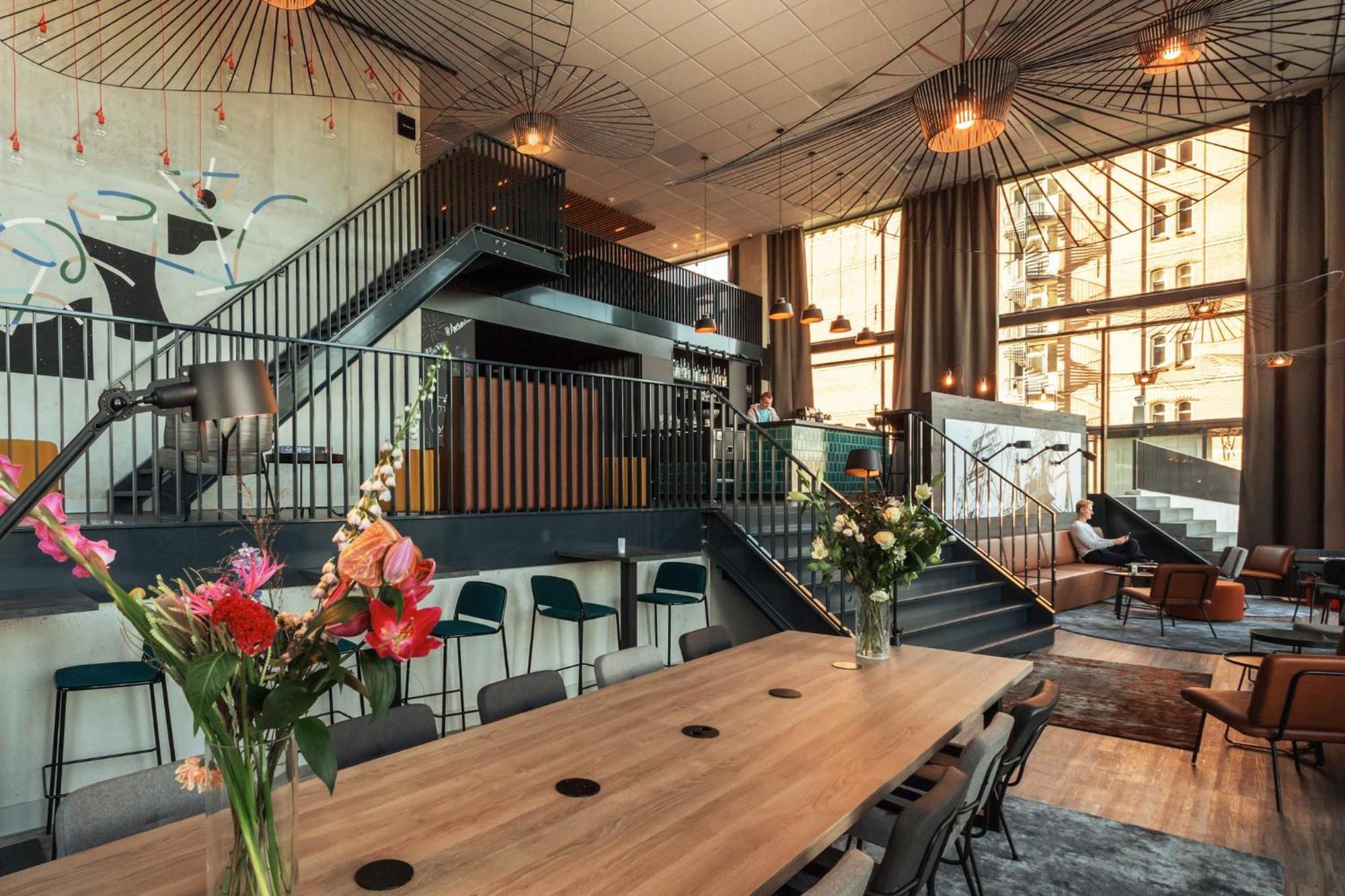 - The Niu, Fender 4* Amsterdam