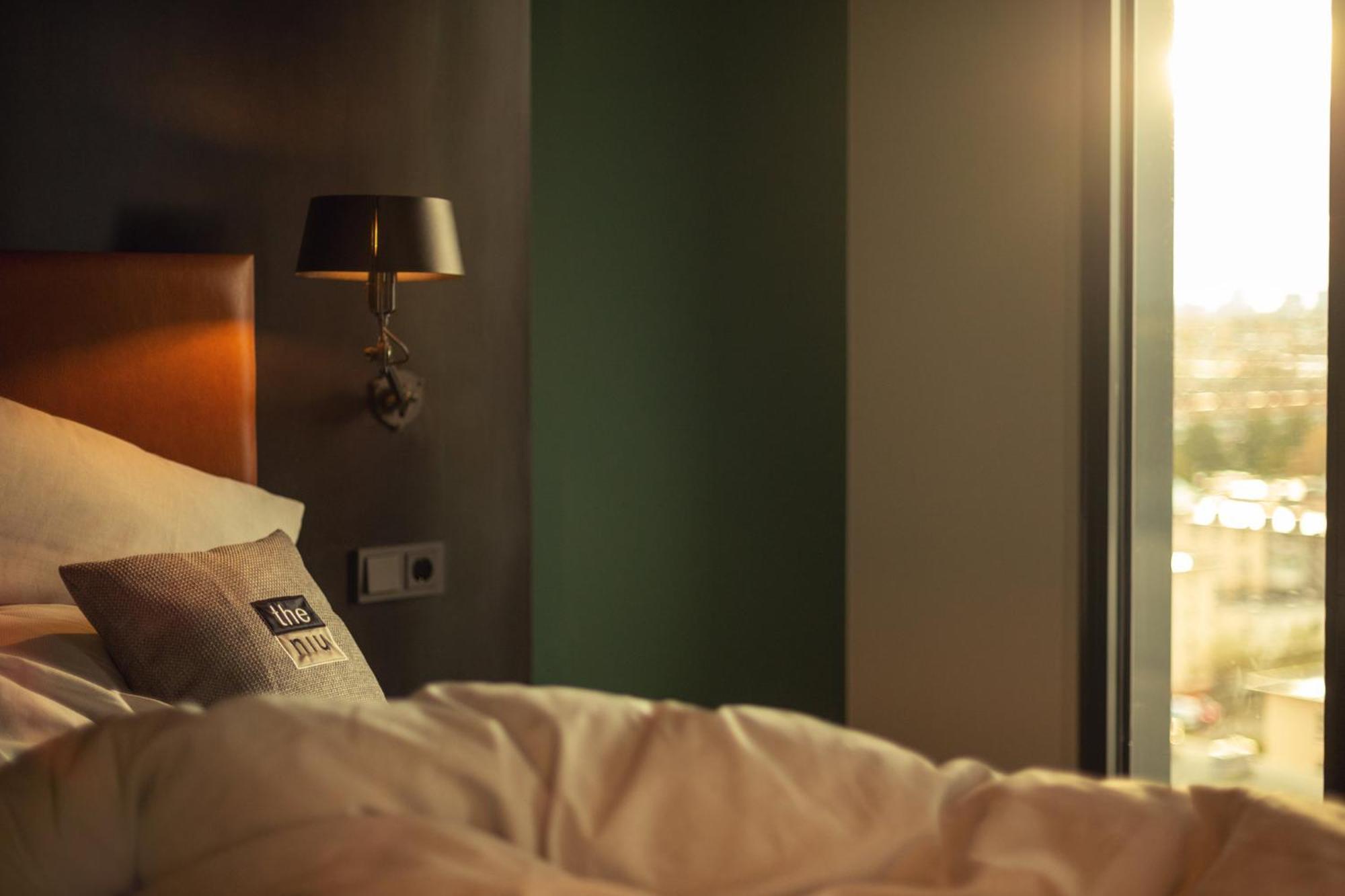 - The Niu, Fender Hotel 4*