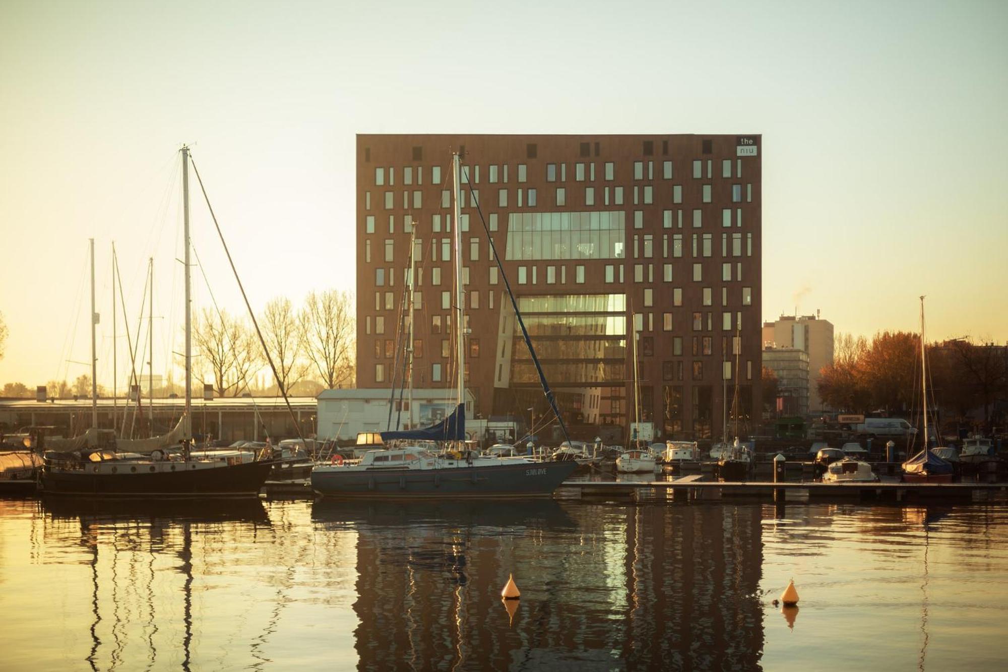 - The Niu, Fender Hotel 4*