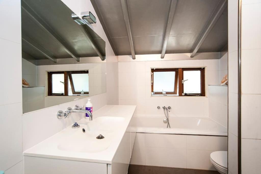 Private At Houseboat