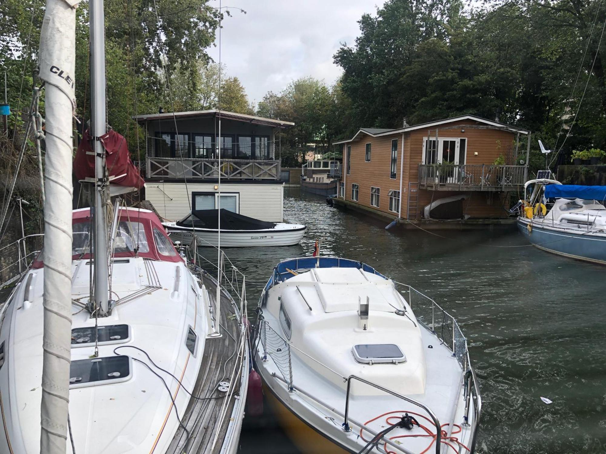 Botel Private At Houseboat