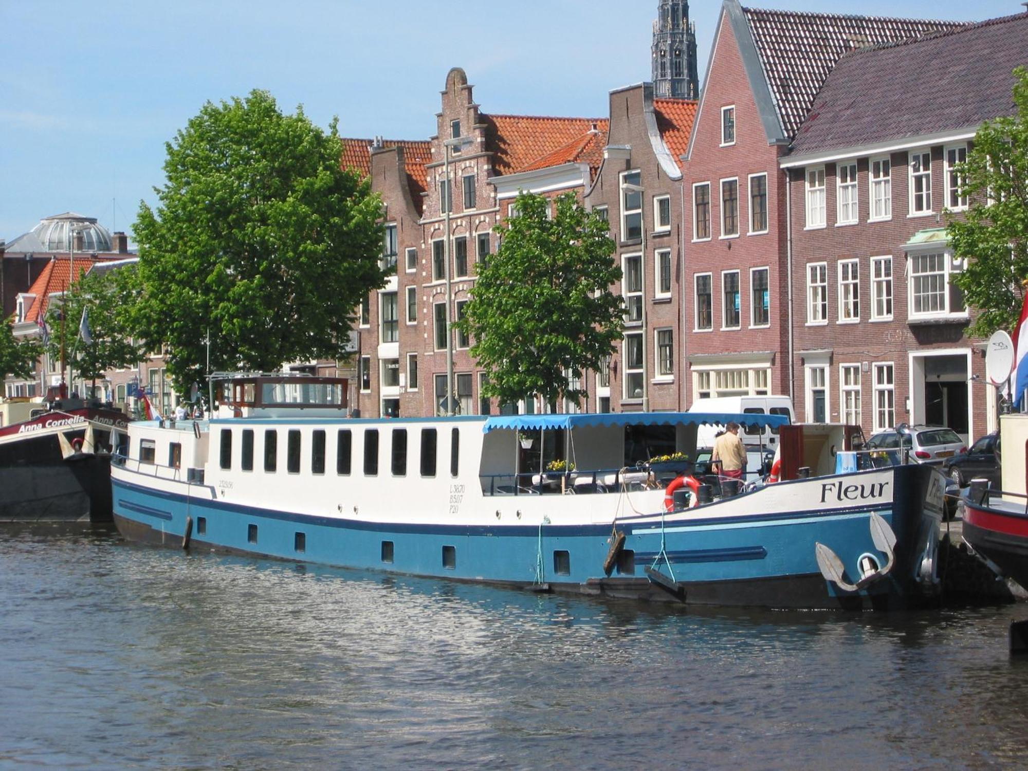 Hotelboat Fleur 2*