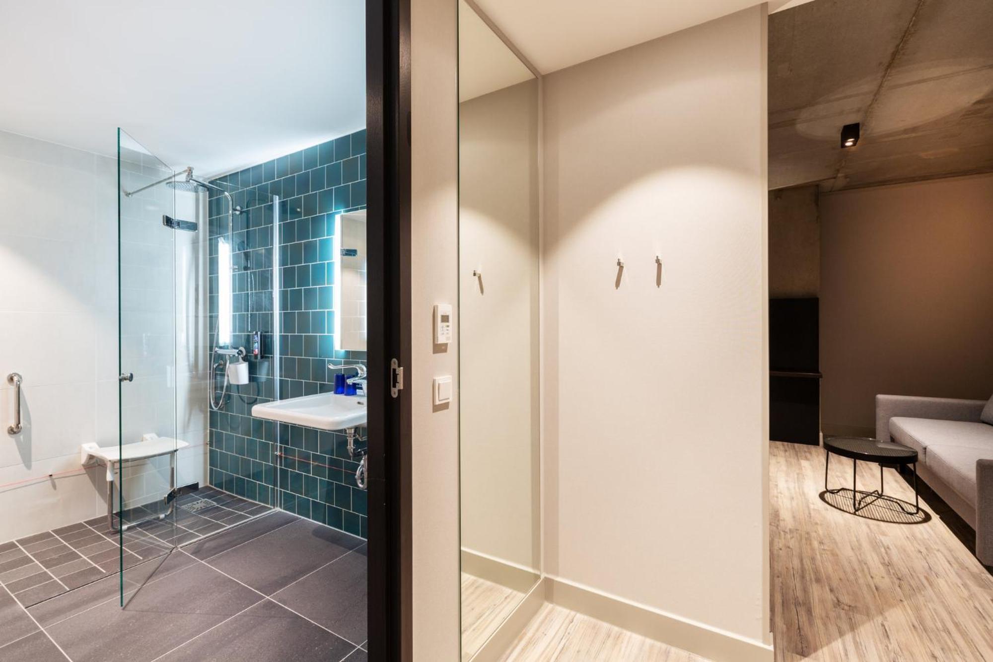 - The Niu, Fender Hotel