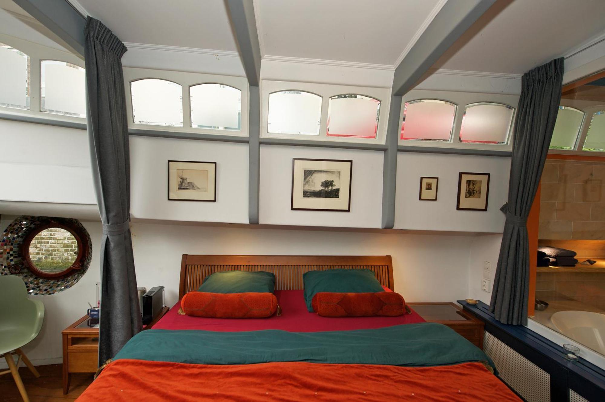Center - Houseboat By Captain Ricard *