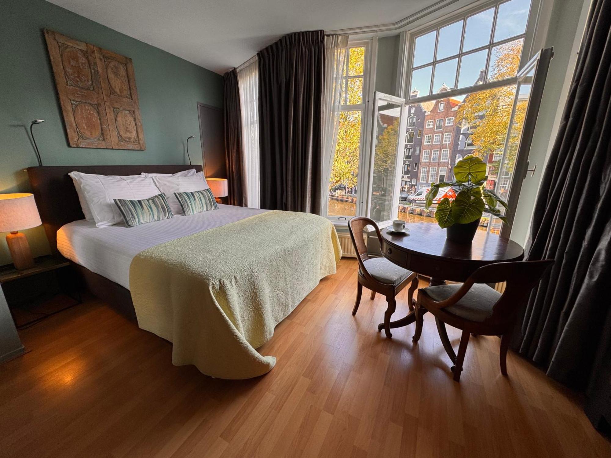 Bed & Breakfast Decor Canal House