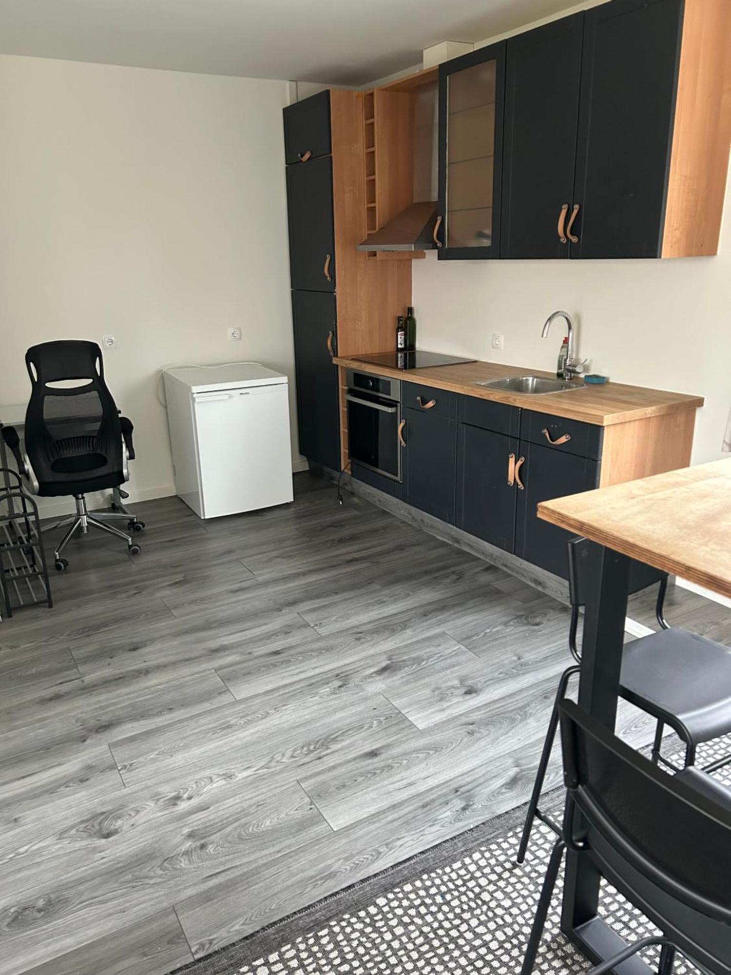 Private Apartment *