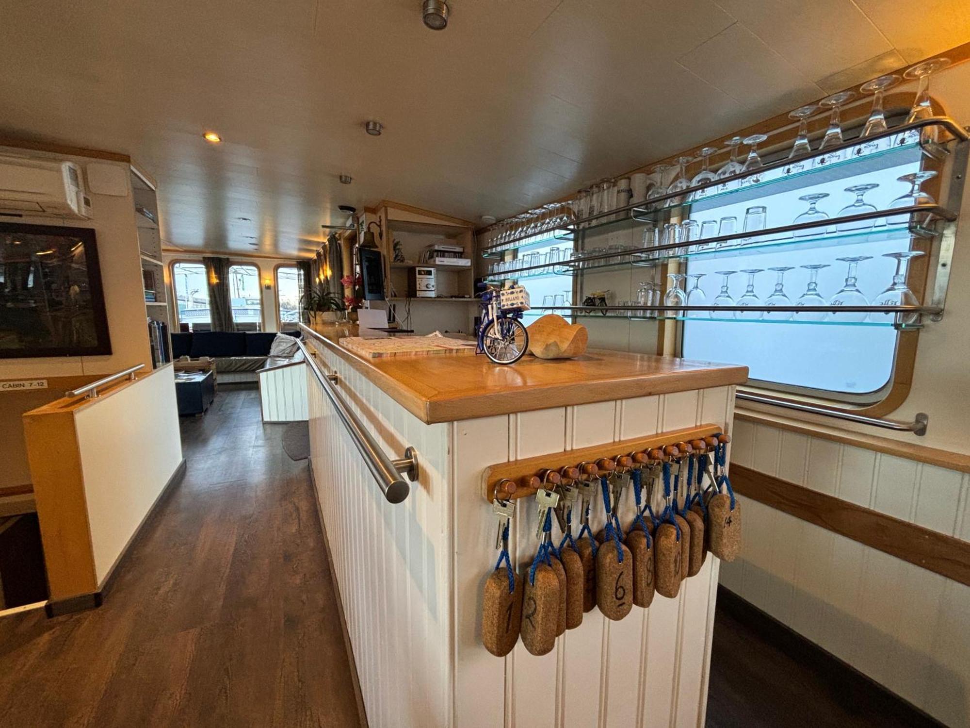 Hotelboat Iris Hotel