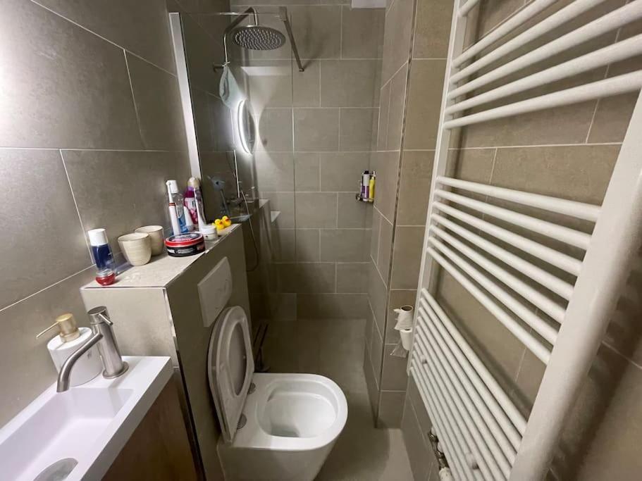 Appartement Luxe Bij Zuidas Met Tuin En Buitendouche