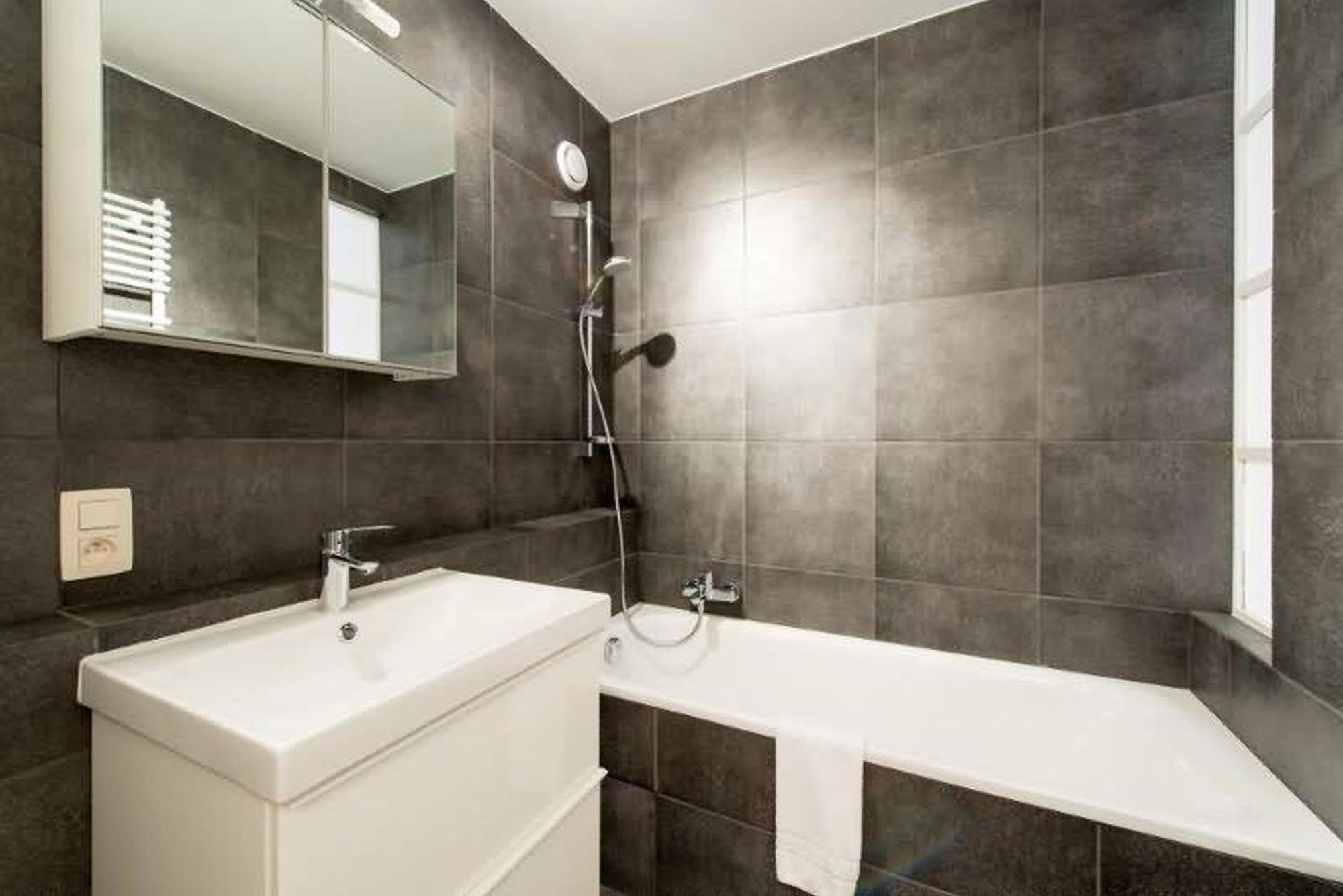 Spacious 2-bedroom In The Heart Of *