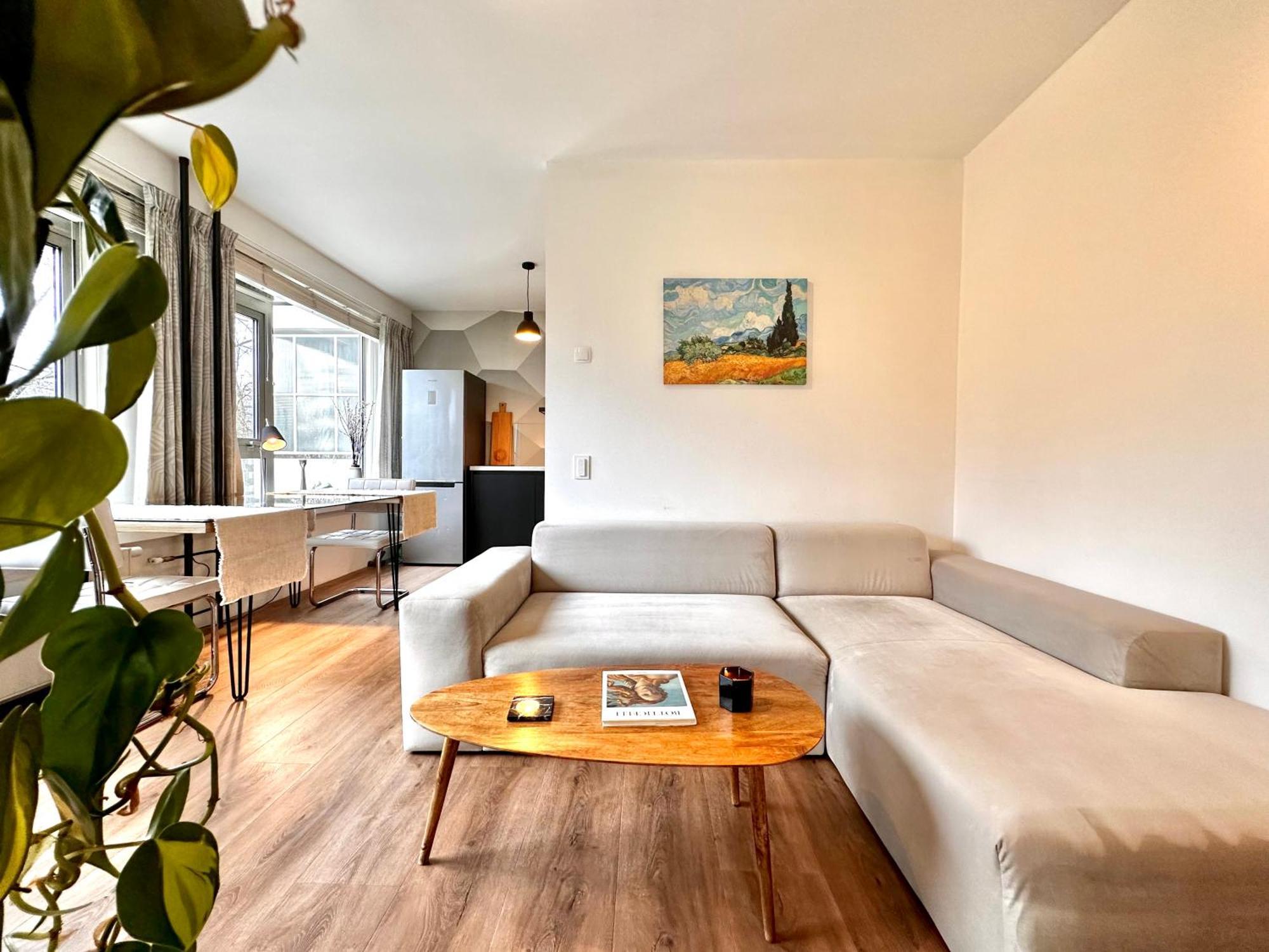 Cozy Retreat With Park Views And Free Parking Apartment *
