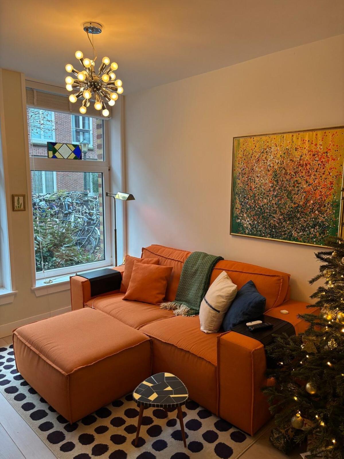 Stylish & Colorful With Large Garden! Apartment