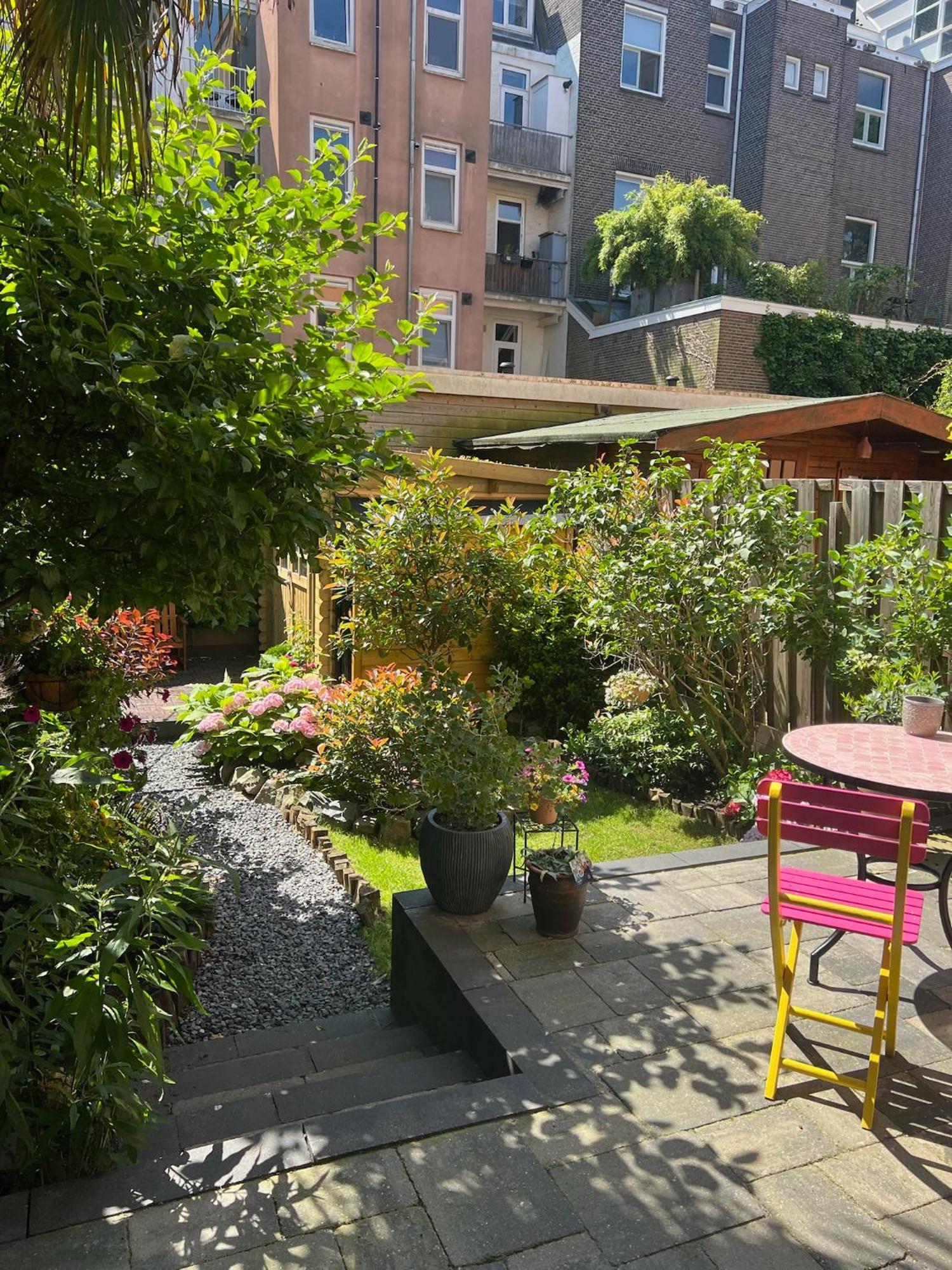 Stylish & Colorful With Large Garden! Apartment