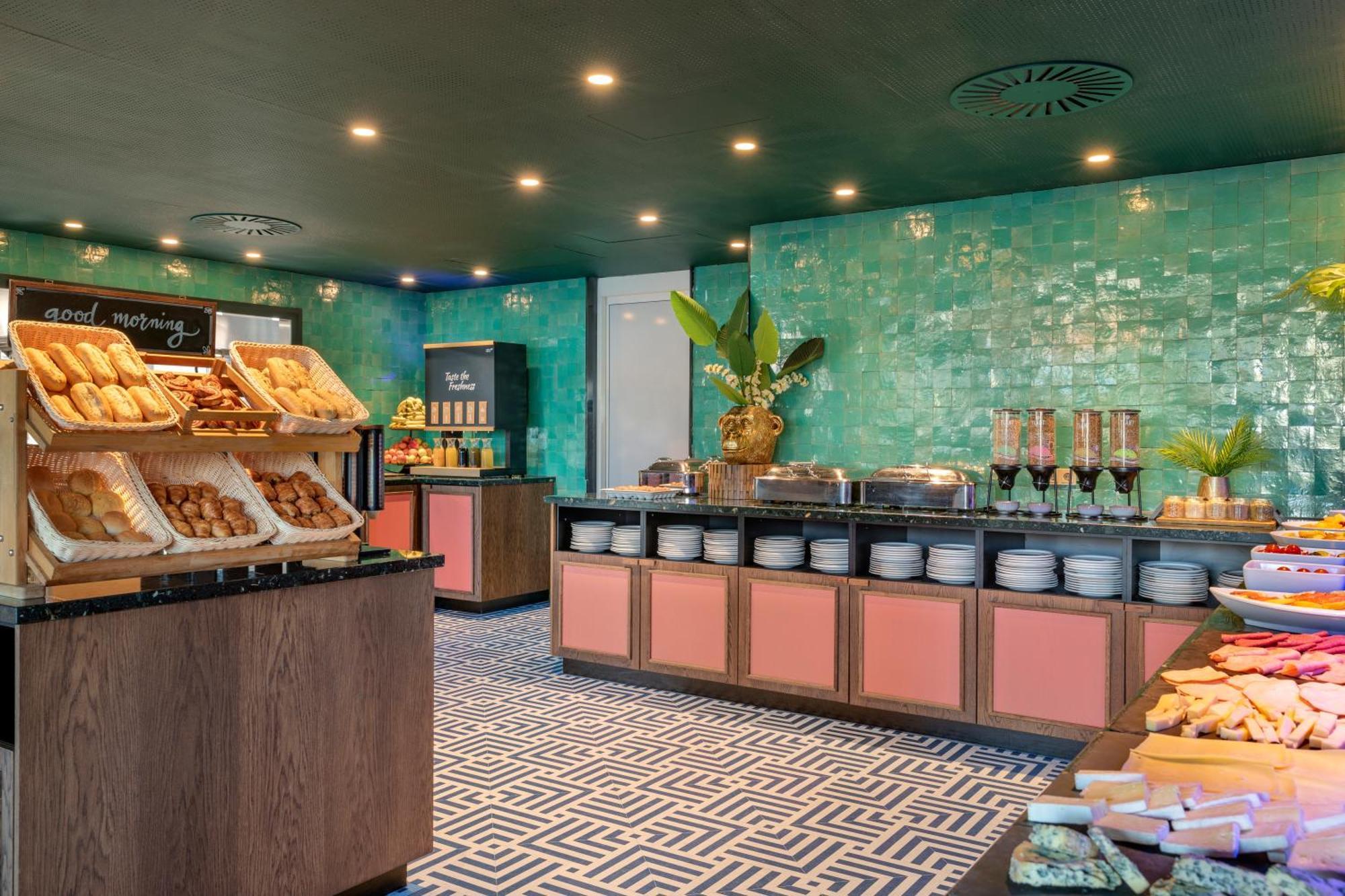 Corendon New-west, A Tribute Portfolio Amsterdam