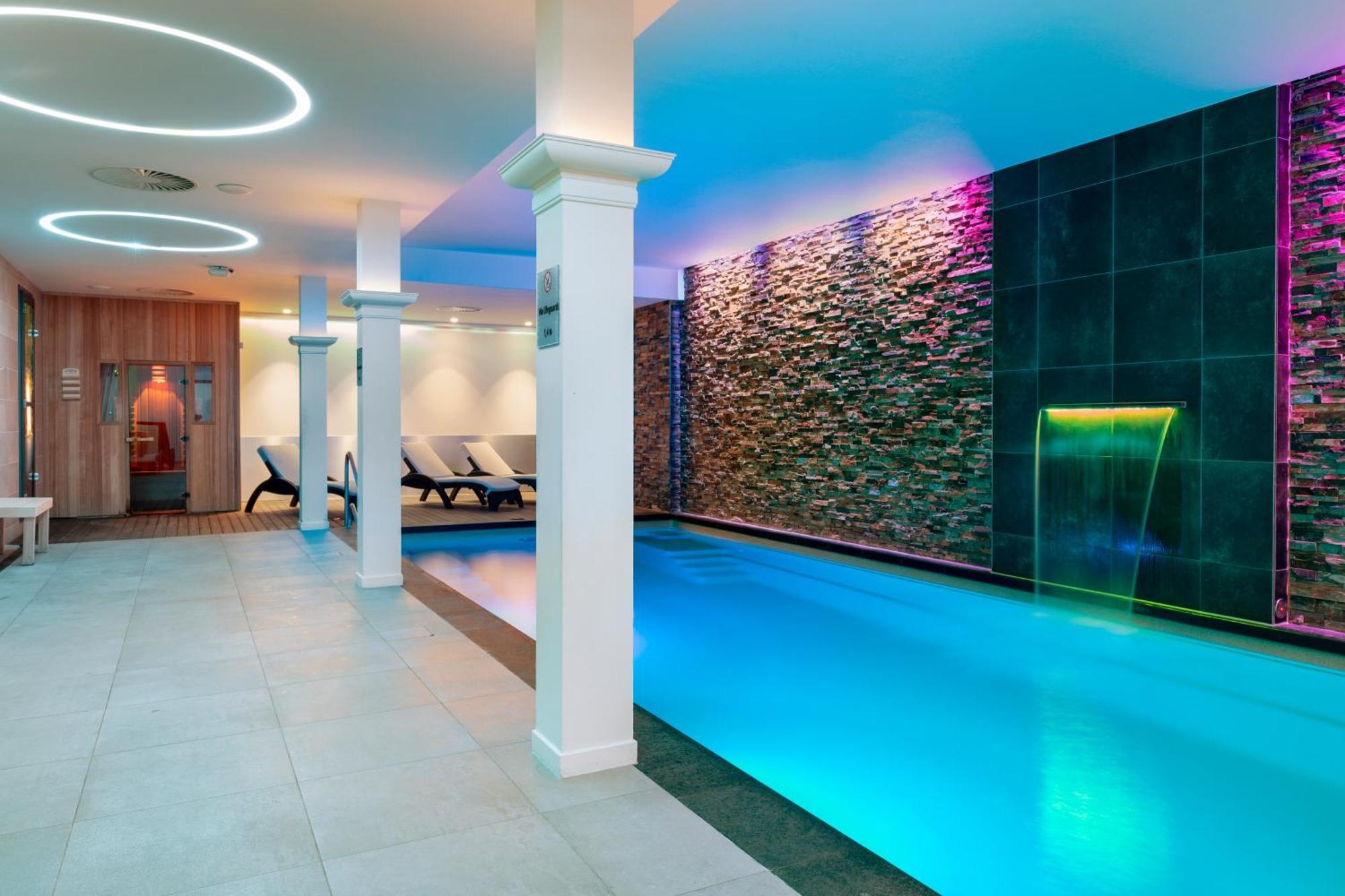 Hotel Corendon New-west, A Tribute Portfolio