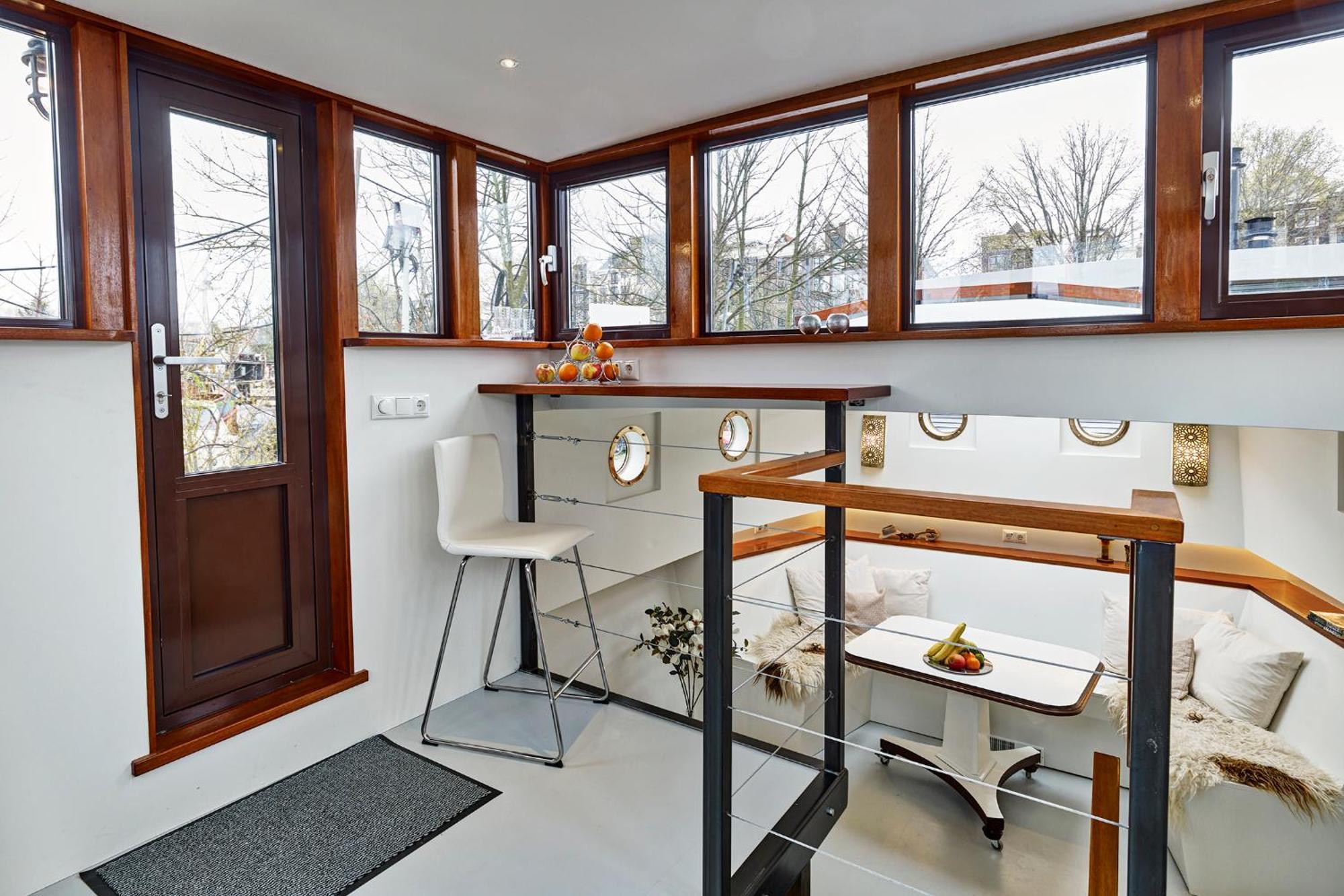 Your Houseboat Botel *