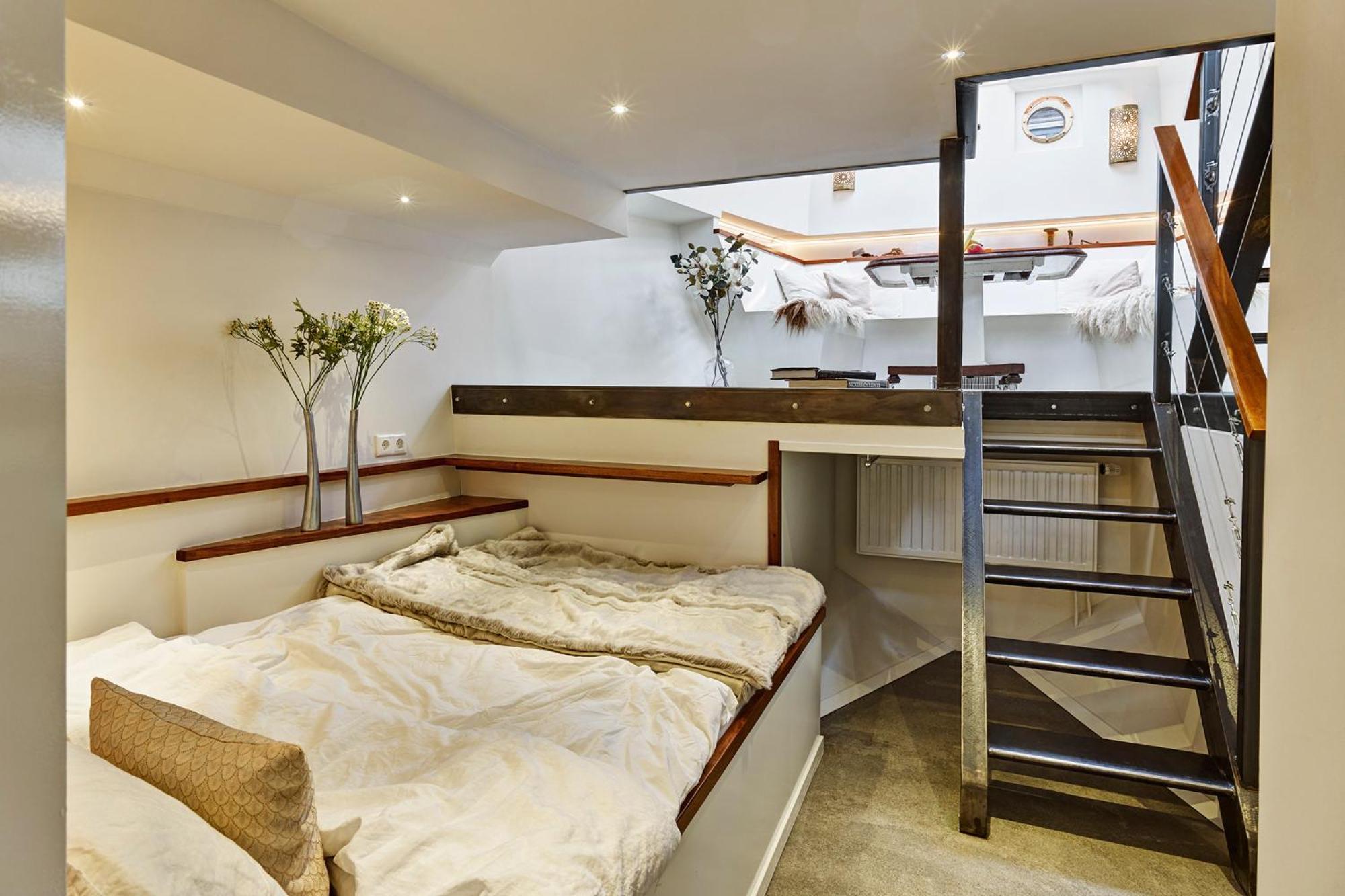 Botel Your Houseboat Amsterdam