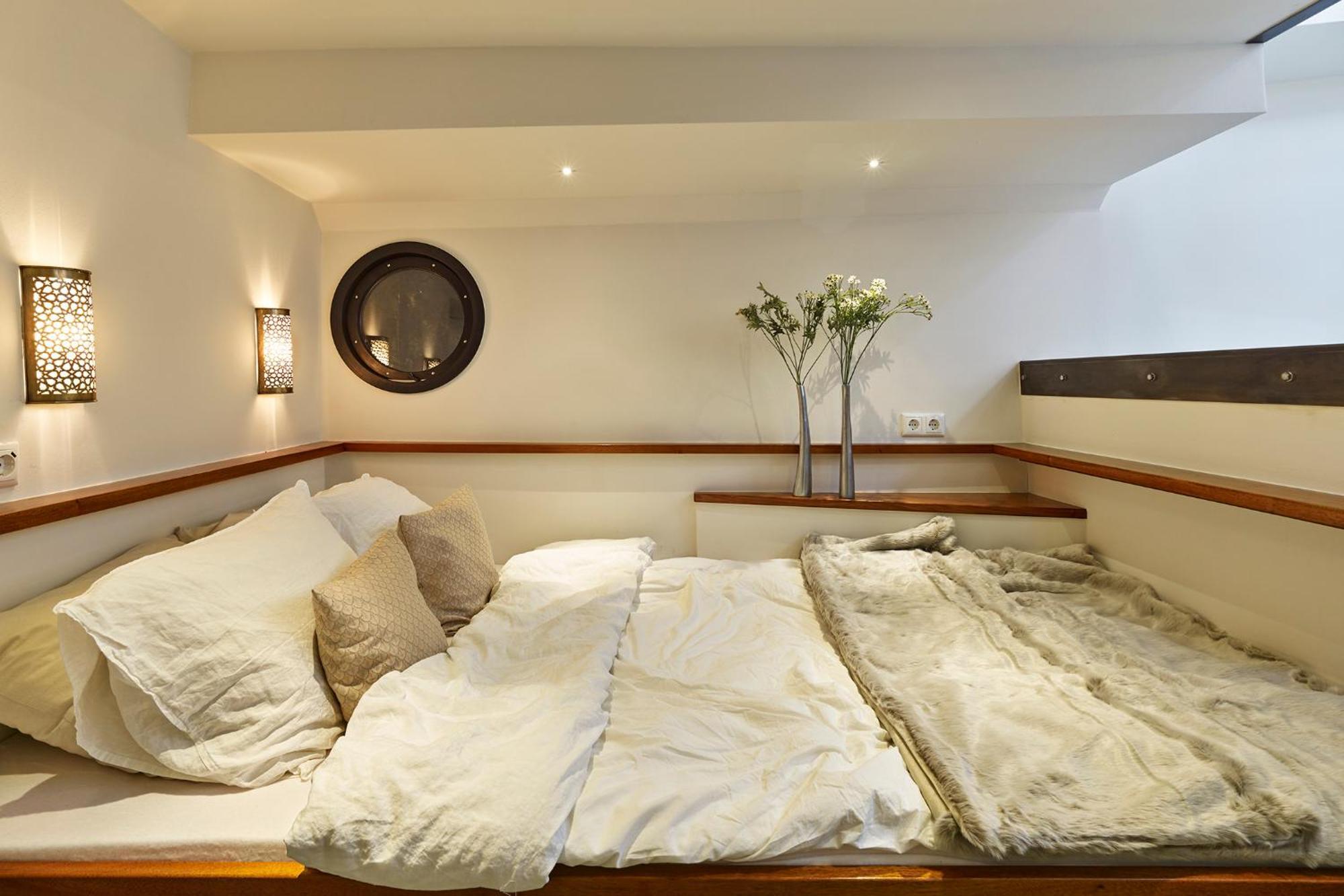 Your Houseboat Botel *