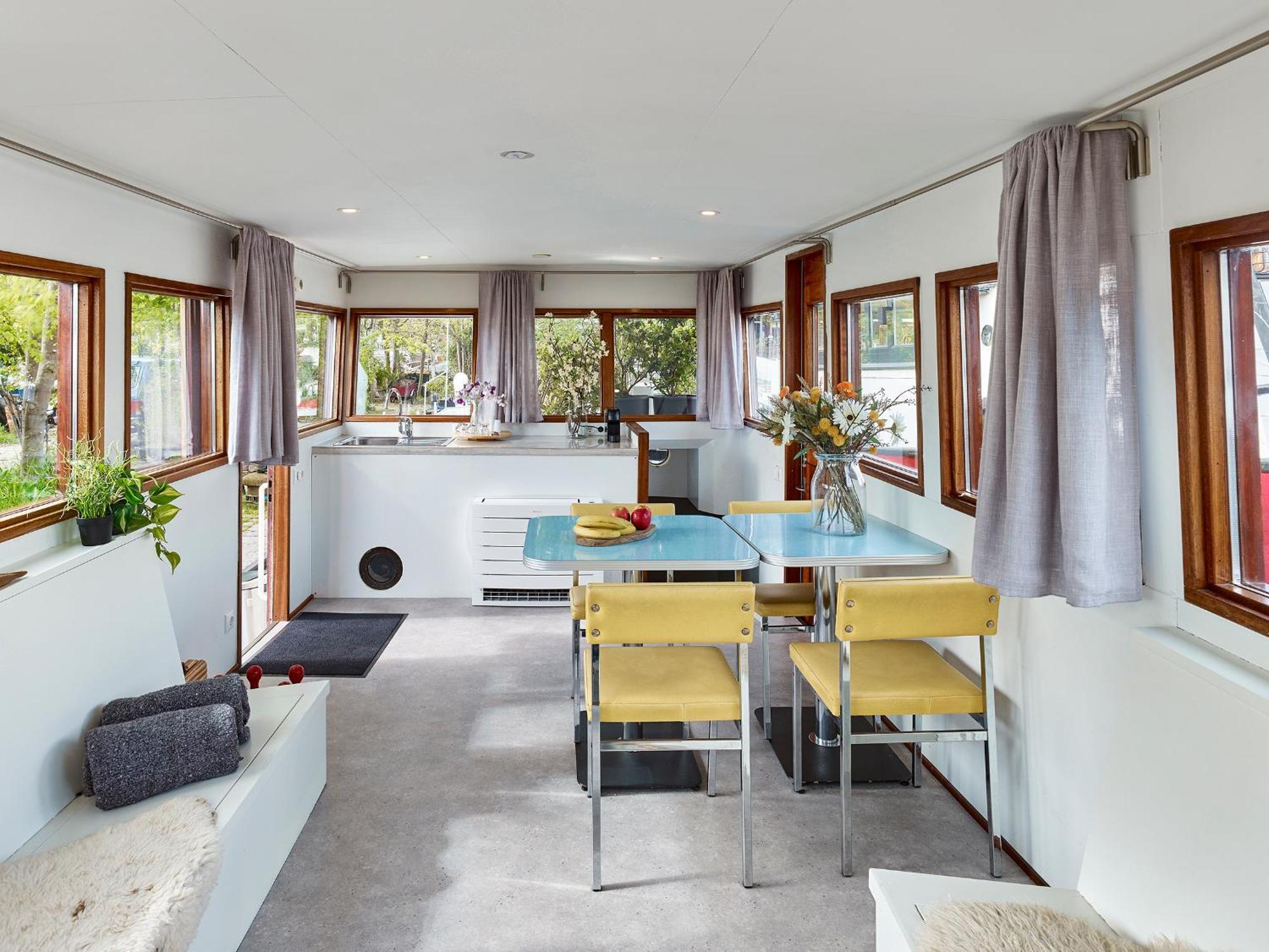 Botel Your Houseboat *