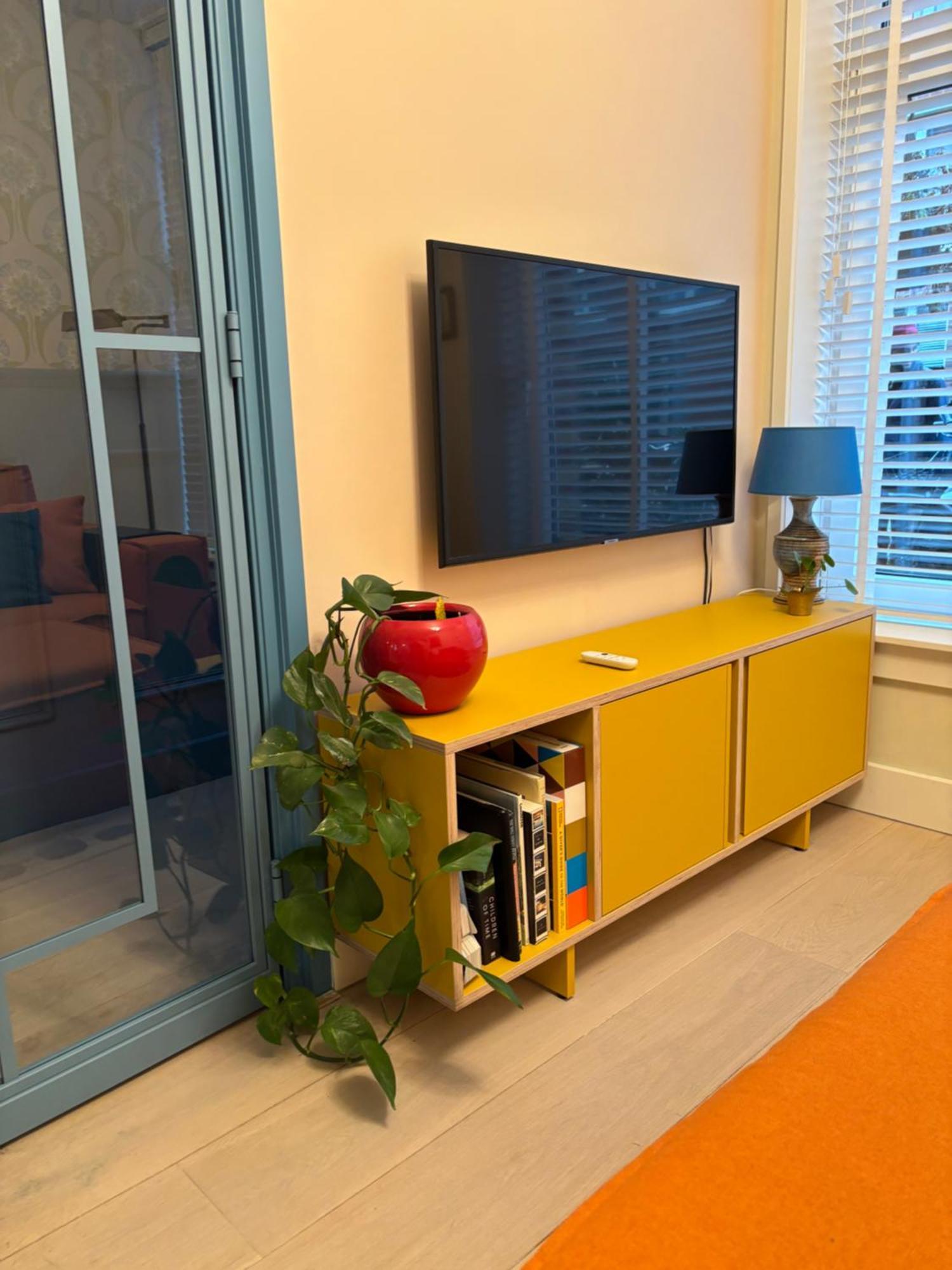Stylish & Colorful With Large Garden! Apartment *
