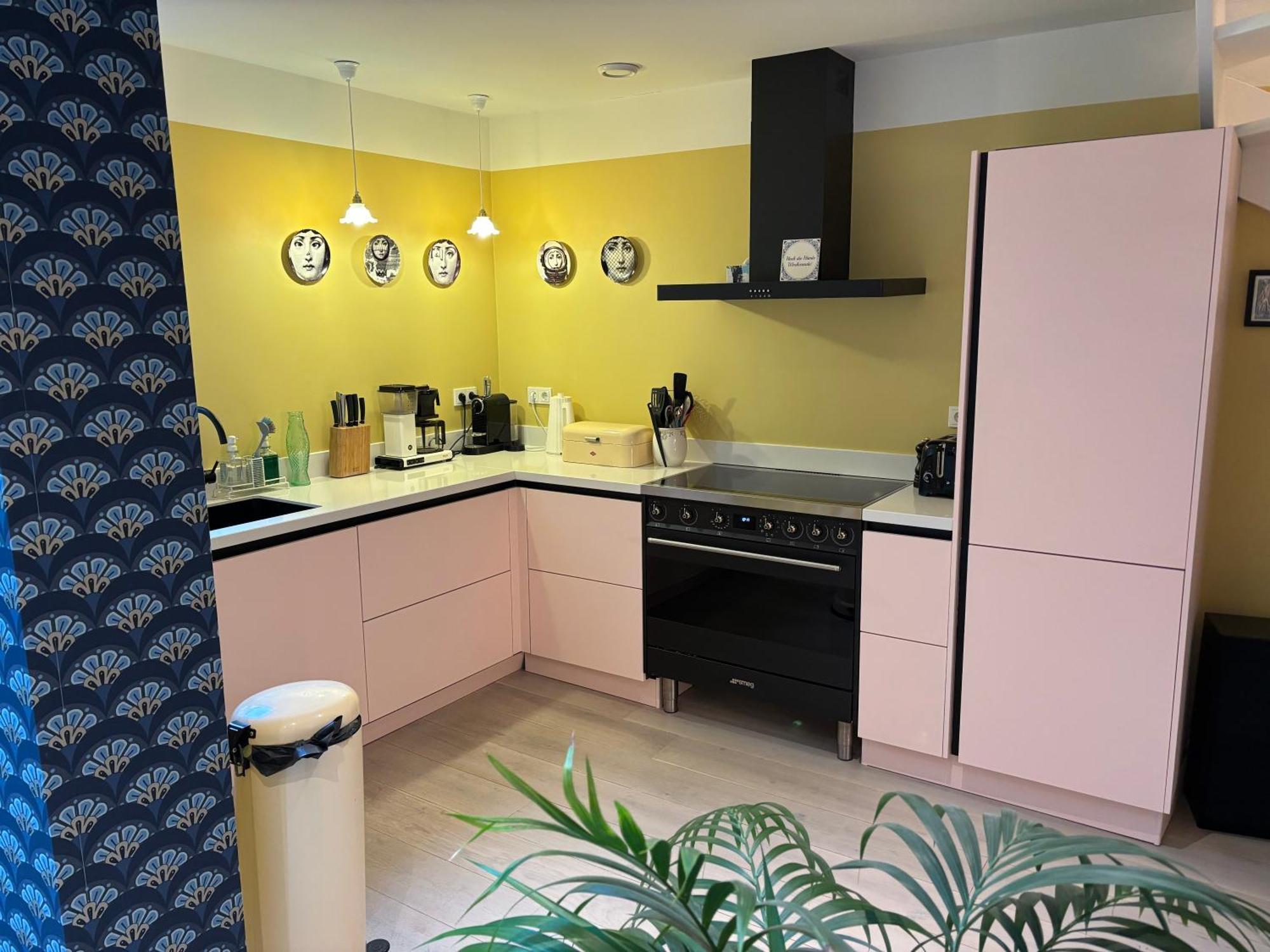 Stylish & Colorful With Large Garden! Apartment