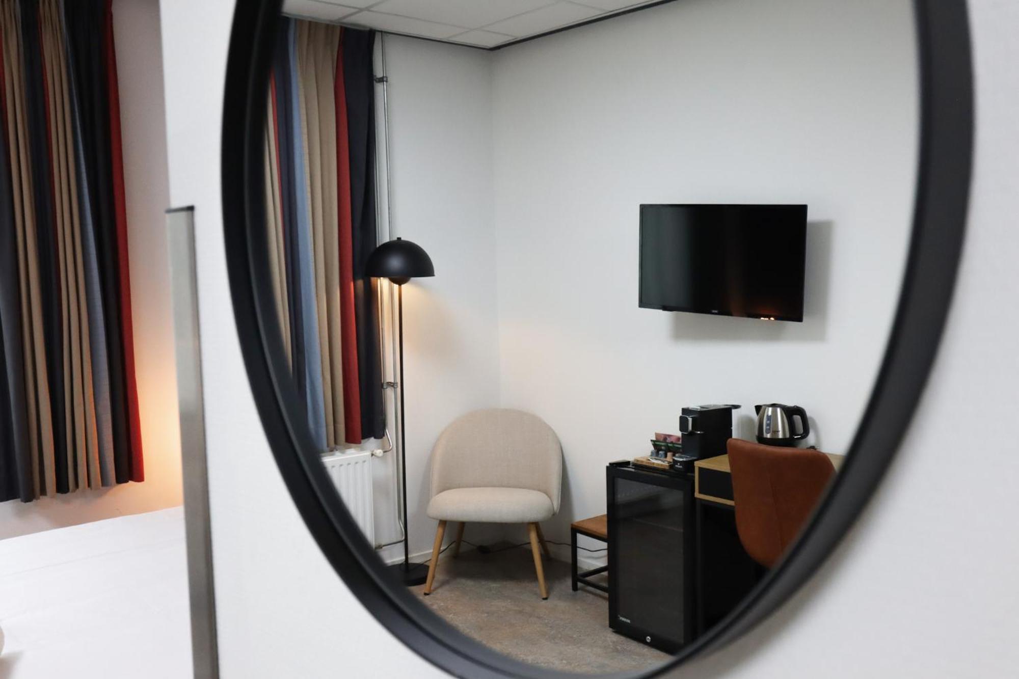 Hotel Rooms25