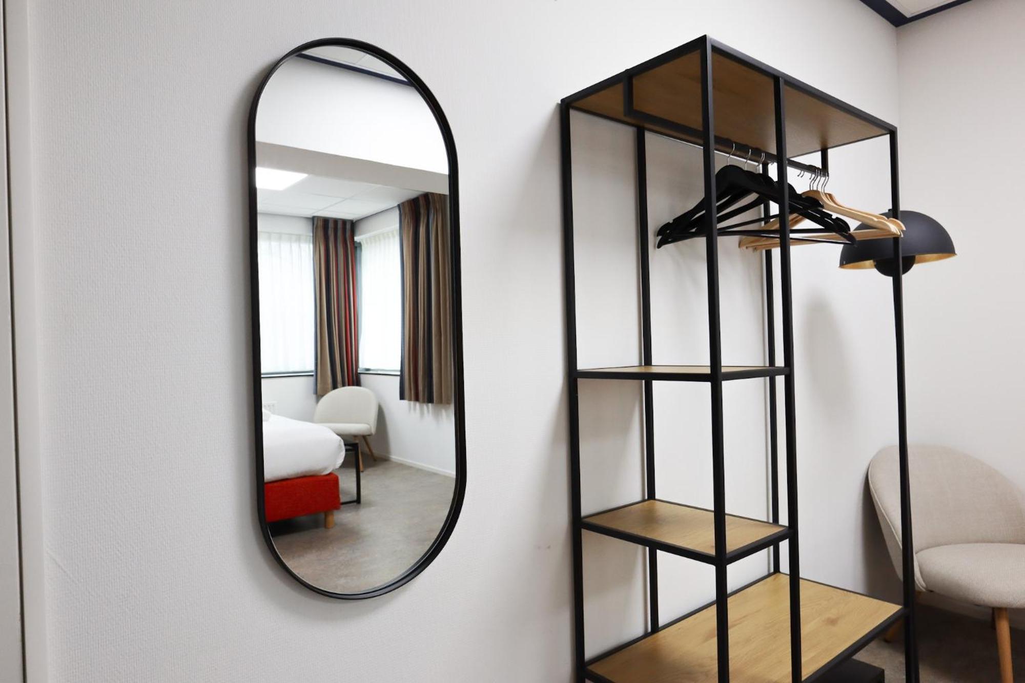 Hotel Rooms25 *