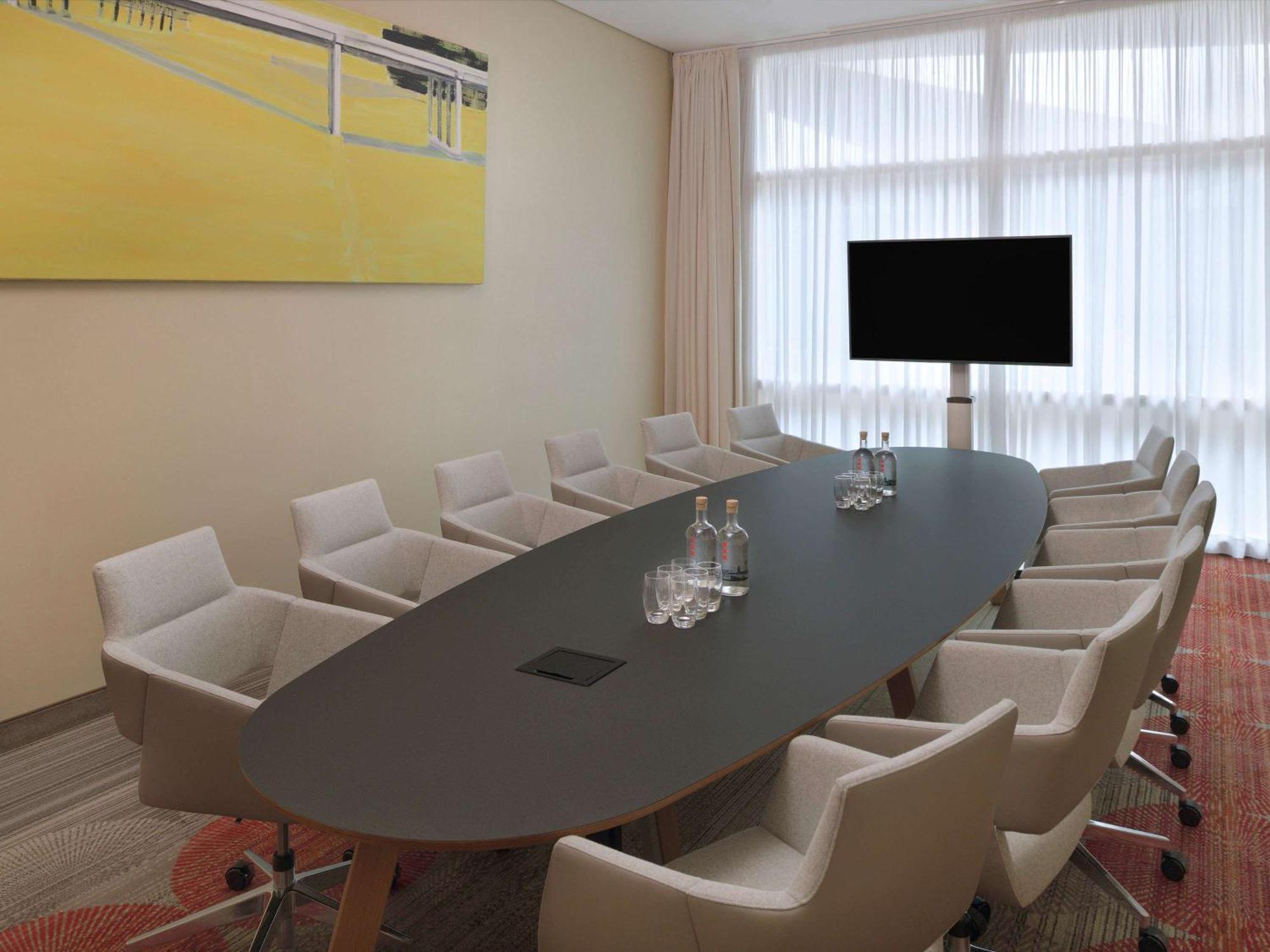 Hotel Mövenpick City Centre 4*