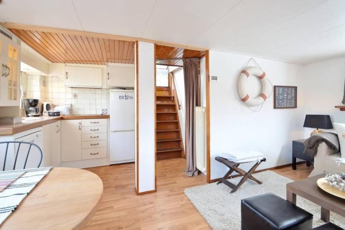 Houseboat Captain's Quarters In Harbour Botel *
