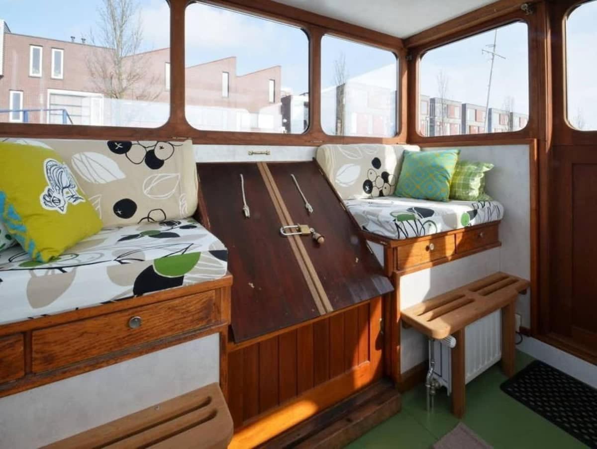Houseboat Captain's Quarters In Harbour Botel Amsterdam
