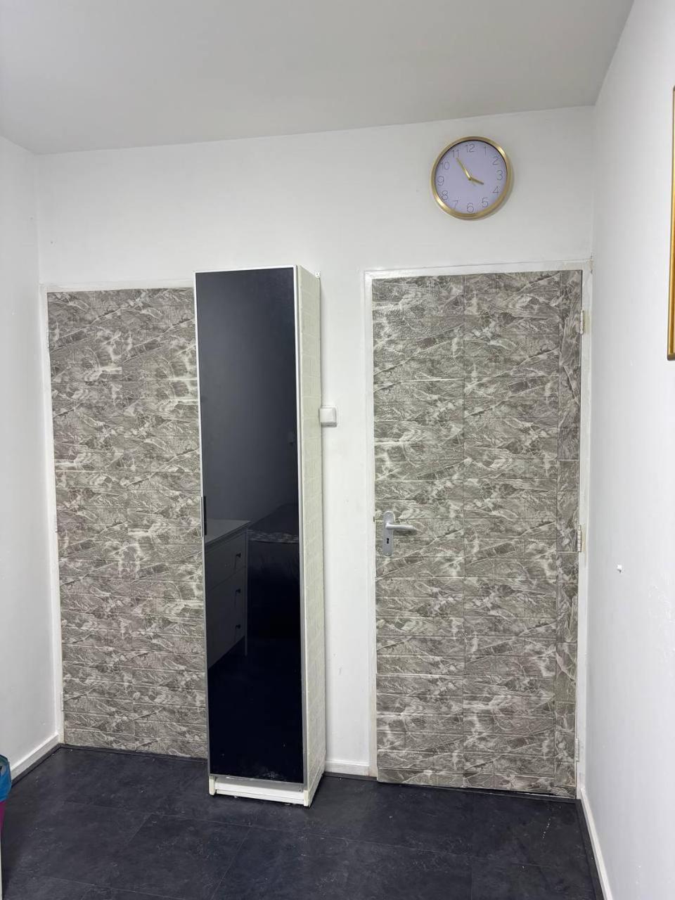 Entire In A Shared In Noord Close To The Center Station Apartment