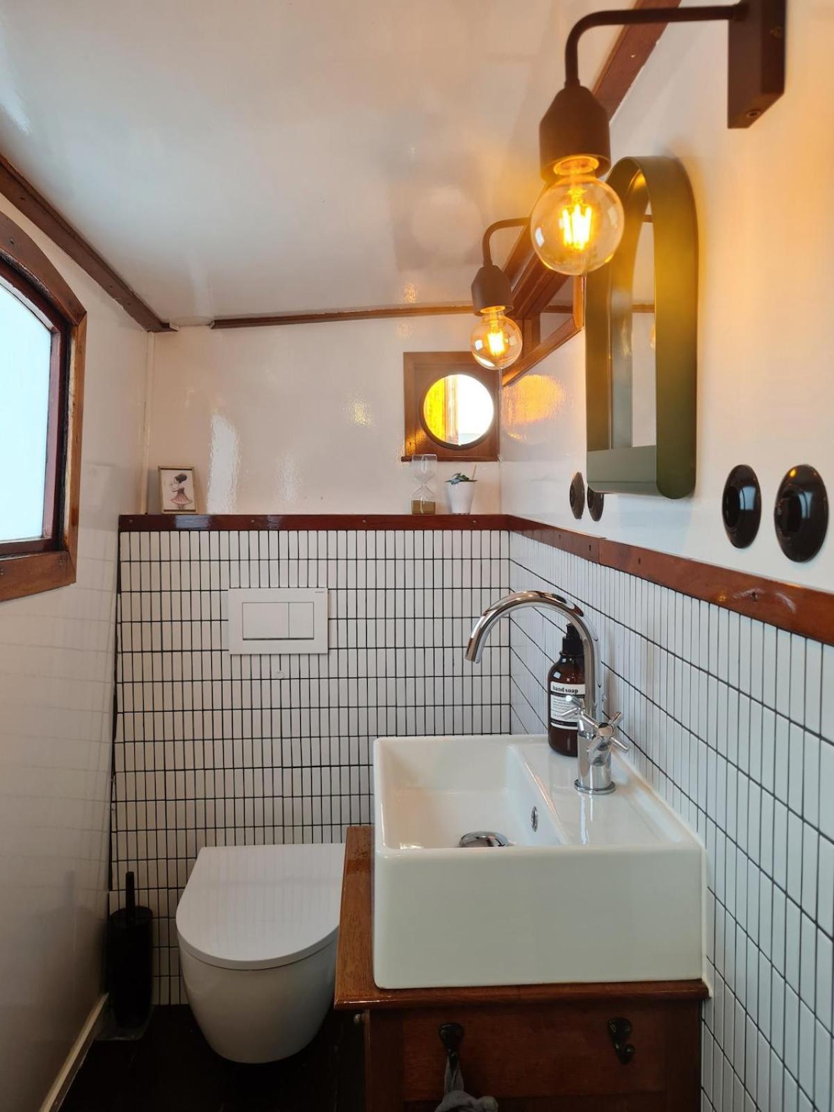 Charmante Kapiteinshut Op Historisch Schip De Hoop Bed & Breakfast