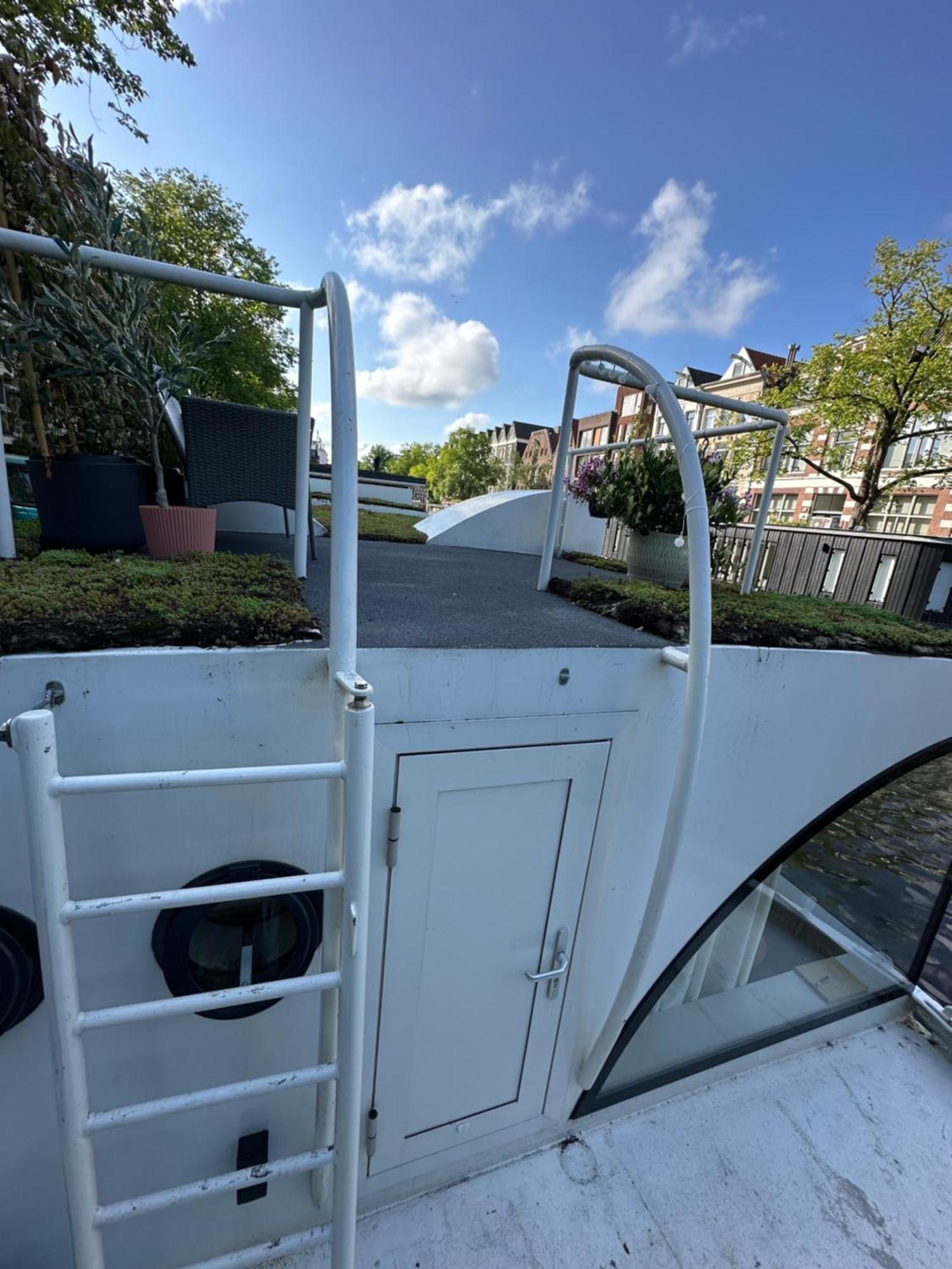 Houseboat The Floating Nest Botel Amsterdam