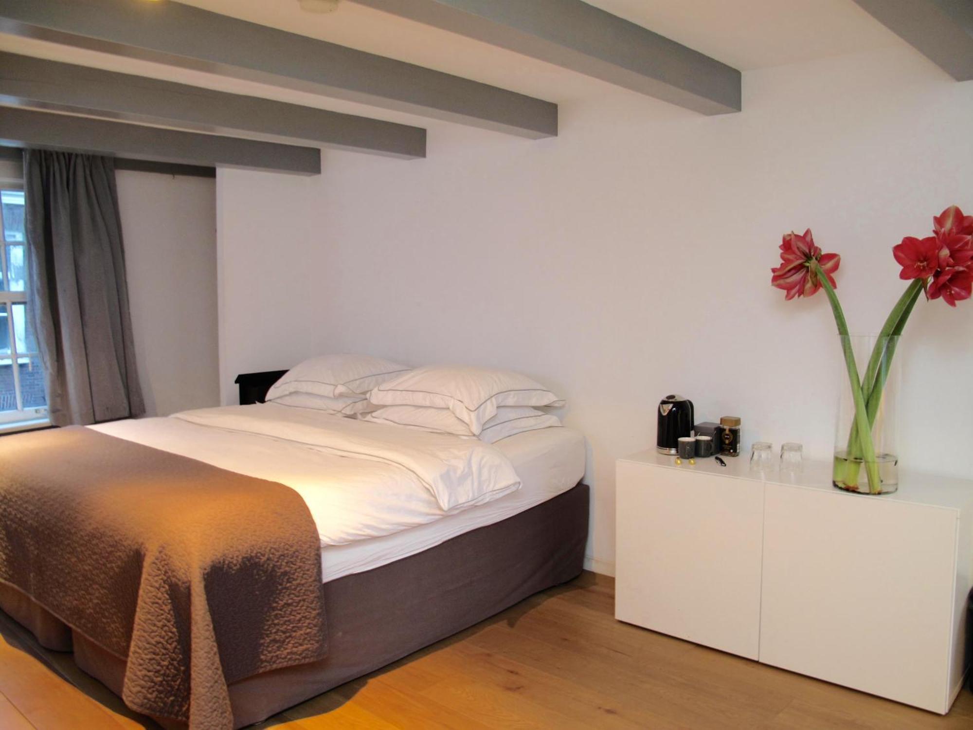 Bed & Breakfast Sleep In *