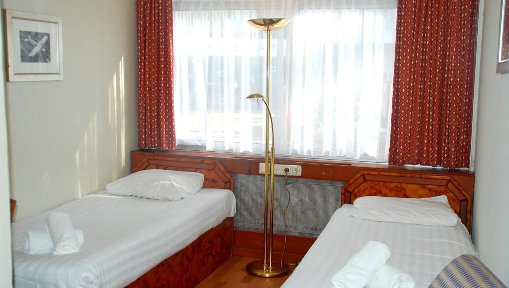 Budget Hostel Bargain Toko Hostel