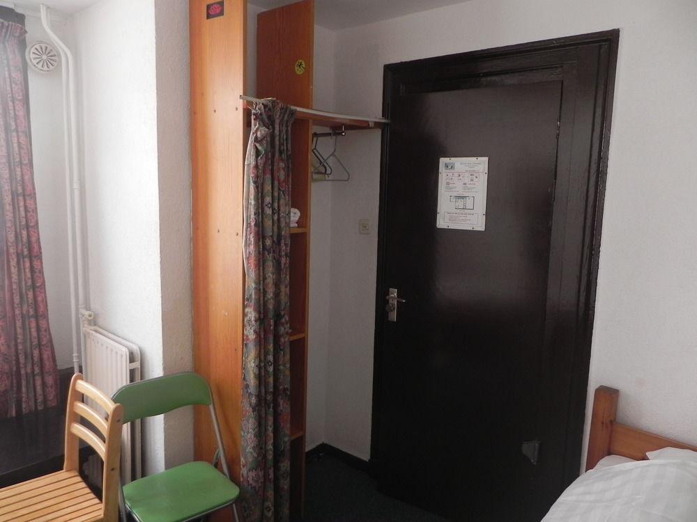 Crown Hotel *