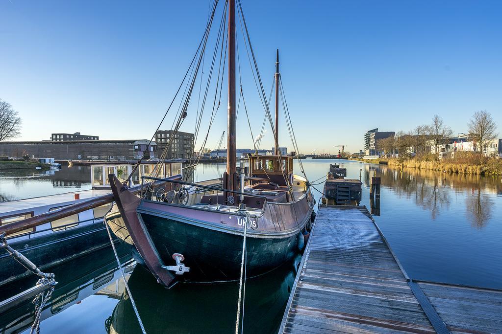 Botel Asile Flottant *